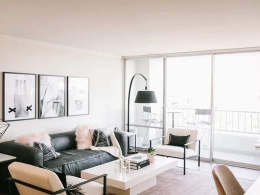 Living Room · Modern designed by Courtney