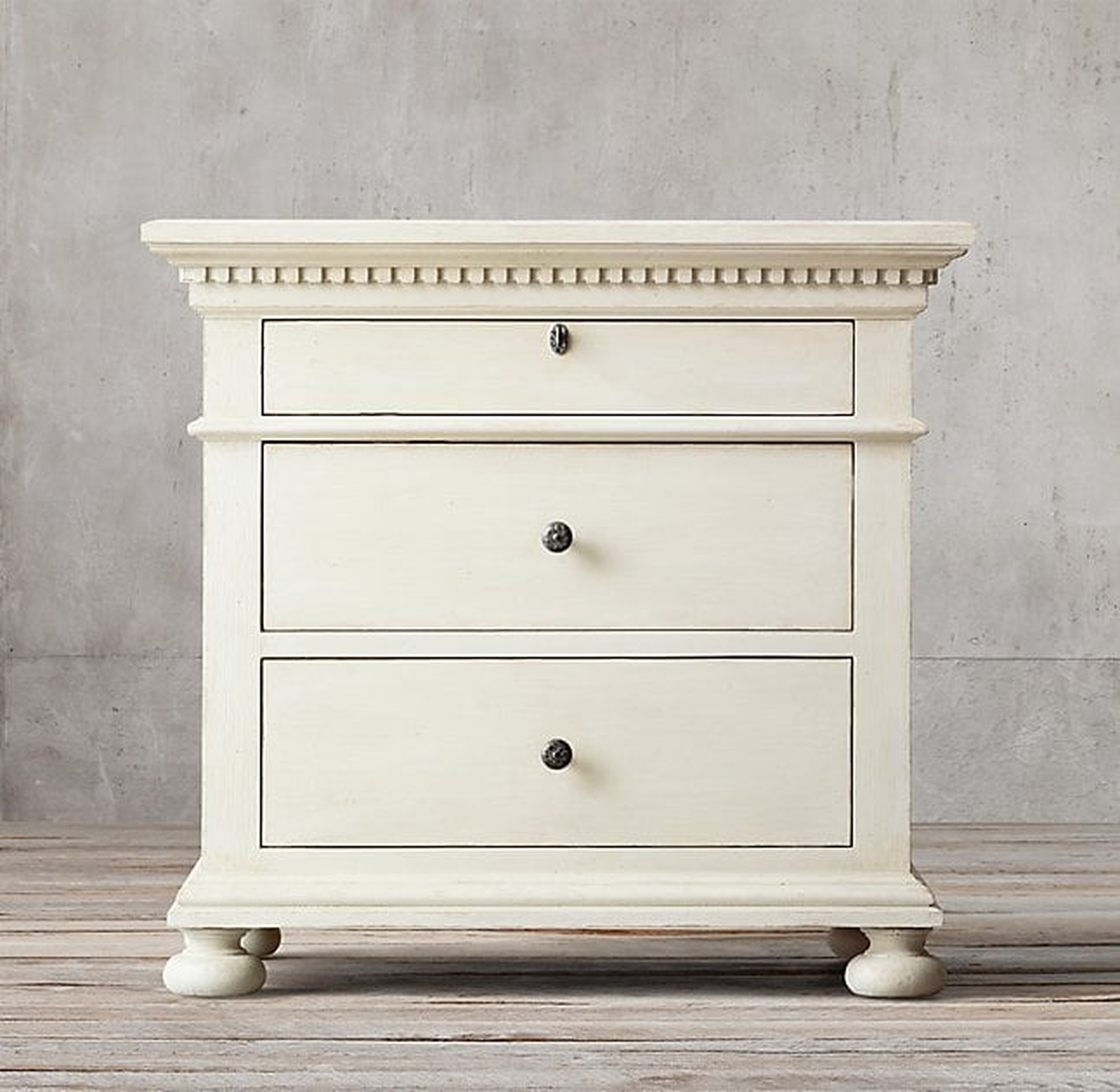 ST. JAMES 32" CLOSED NIGHTSTAND - Antiqued White - RH