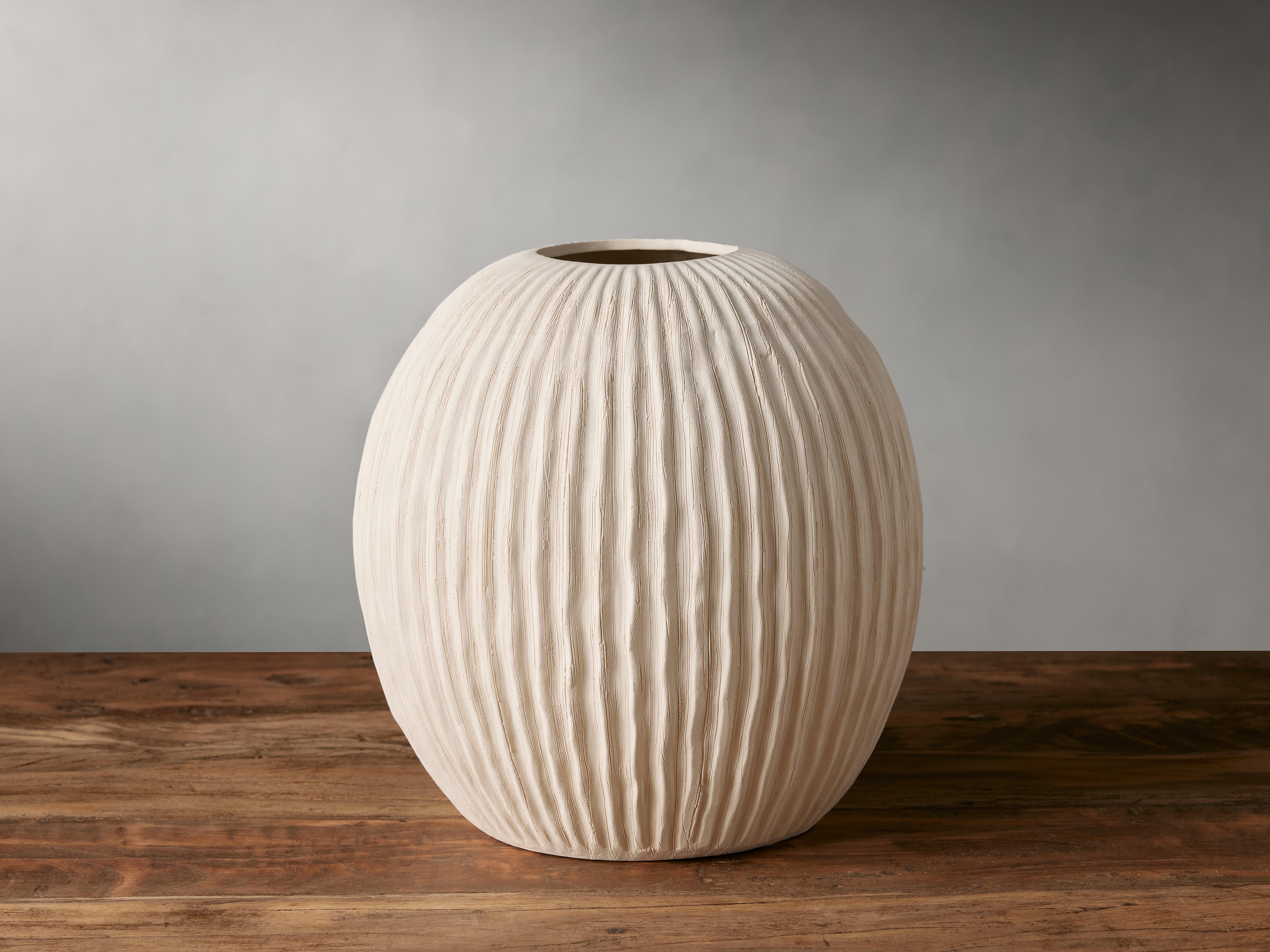Meadow Vase in Ceramic Medium White - Arhaus