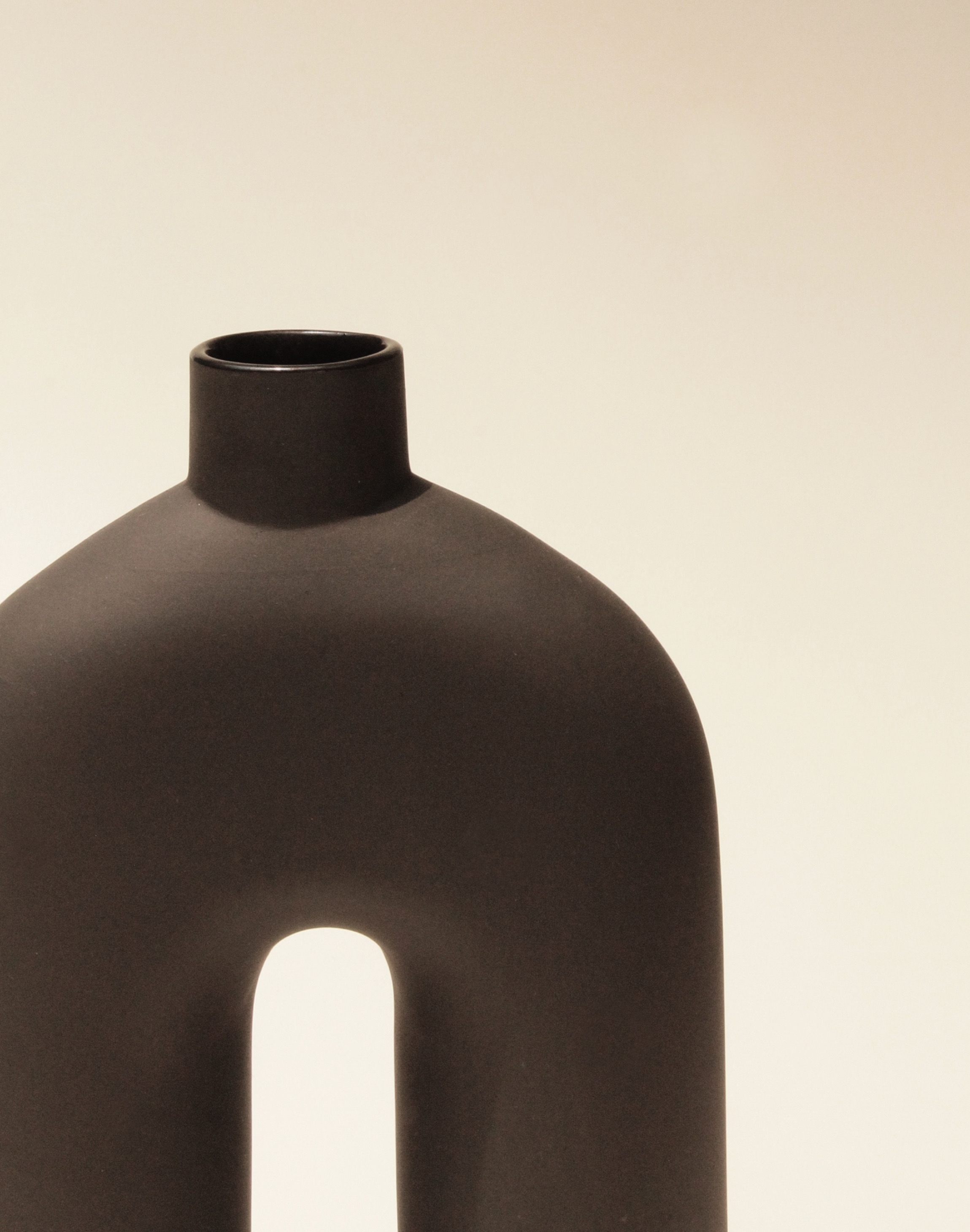 Ozo Vase | Black - Image 2