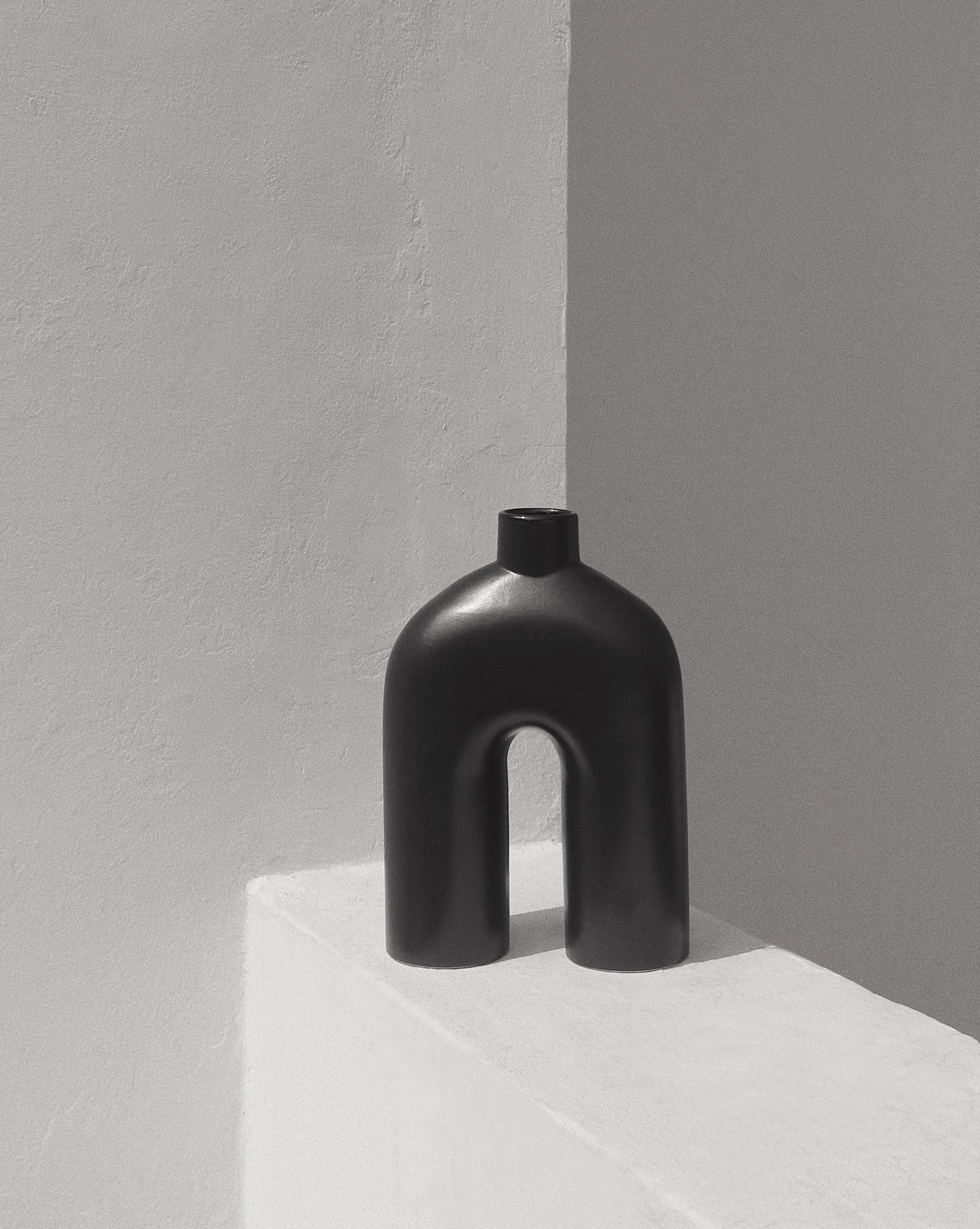 Ozo Vase | Black - Image 1