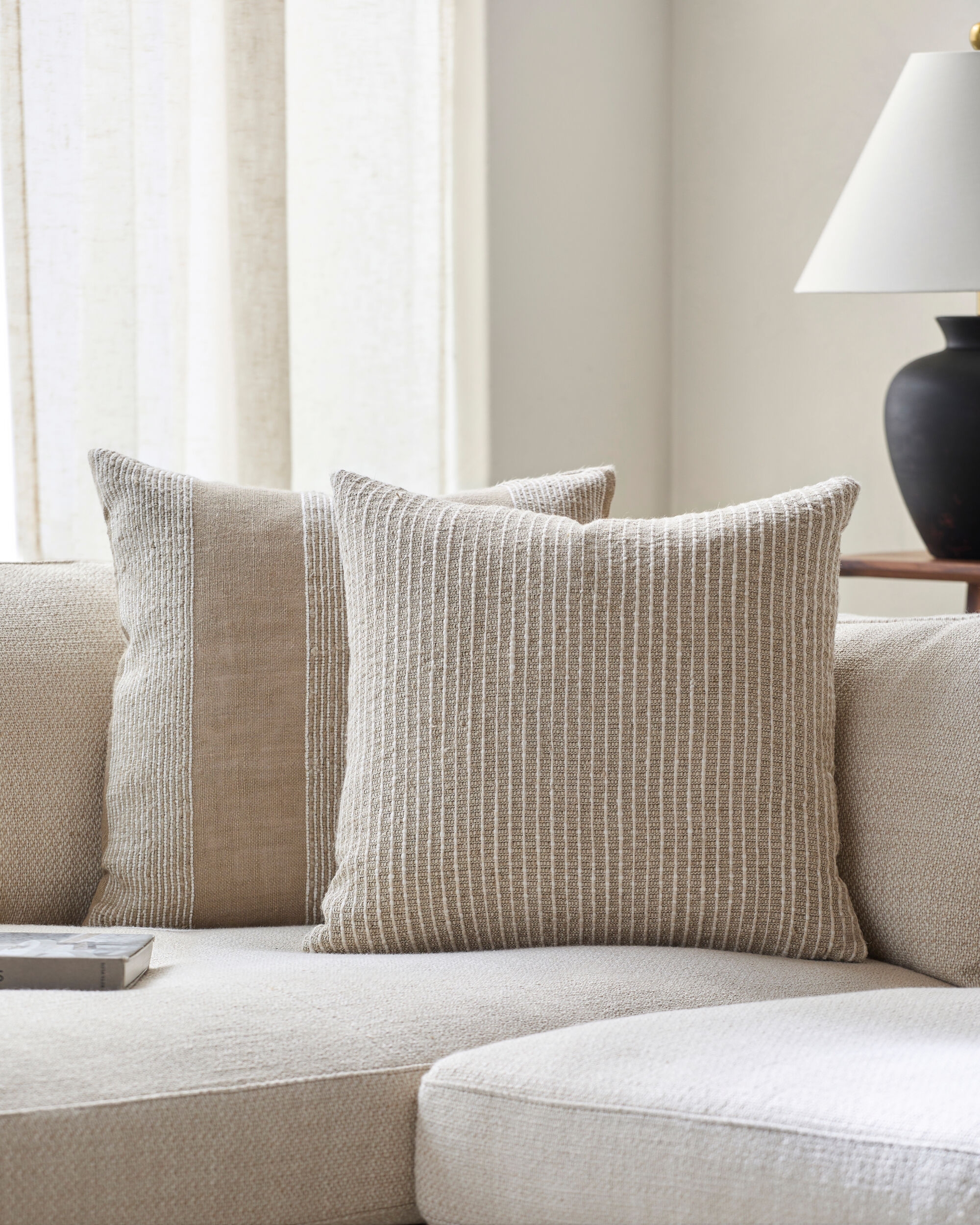 Natchez NTZ-001 22"L x 22"W Polyester Filled Pillow - Image 1