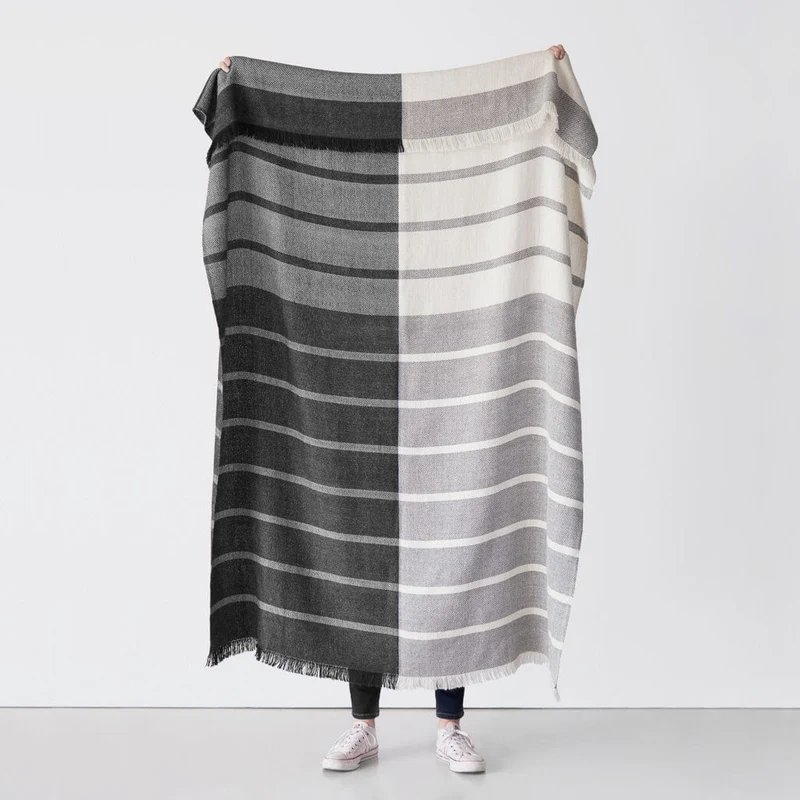The Citizenry El Mar Alpaca Throw | Navy - Image 11