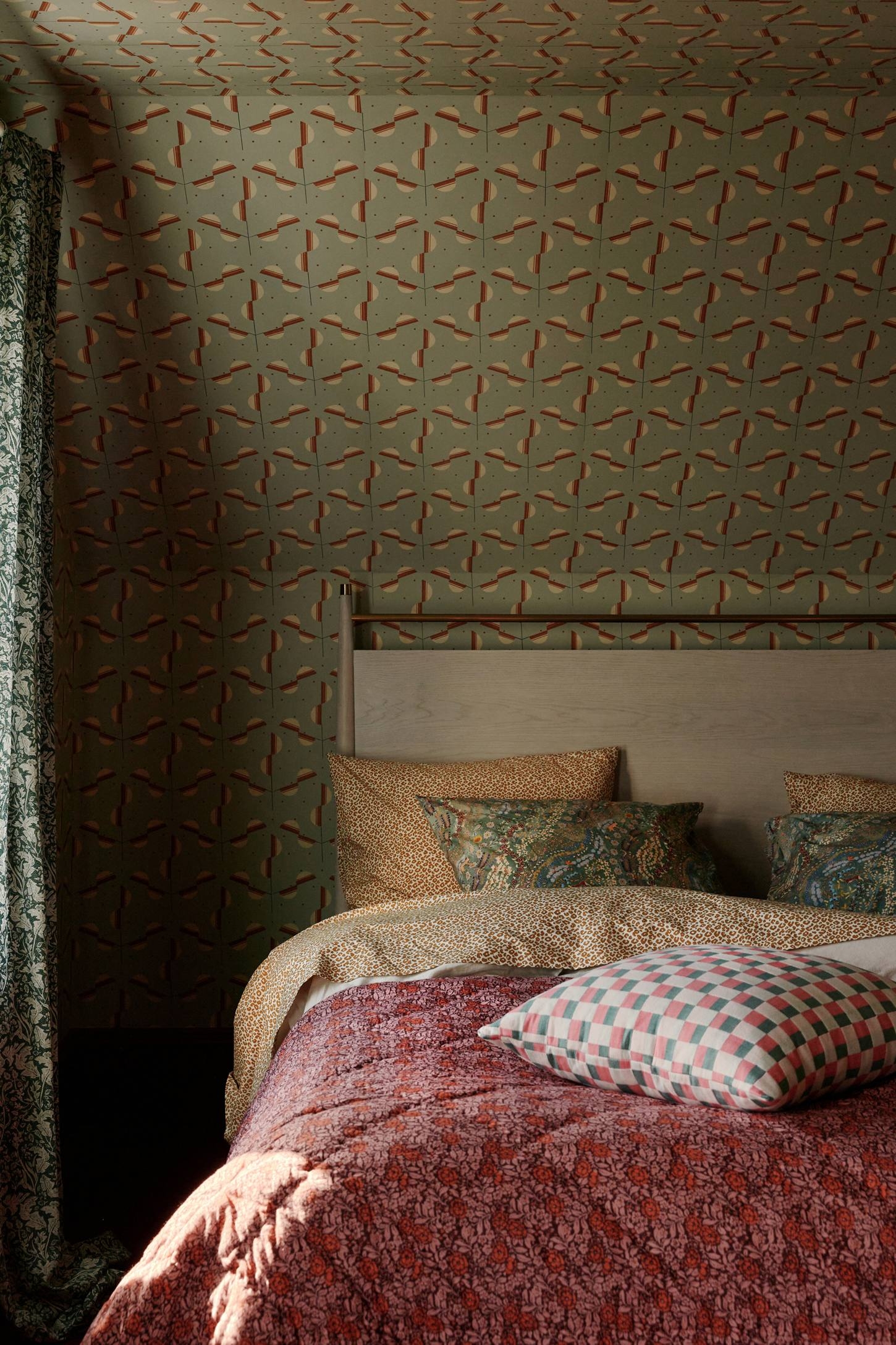 Hemming Bed - Image 1