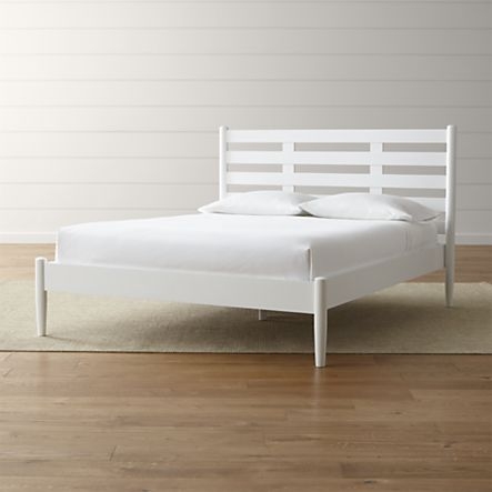 Barnes White Queen Bed. - Image 0