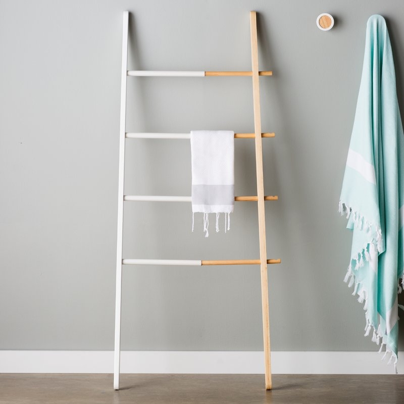 Hub 5 ft Blanket Ladder - Image 1