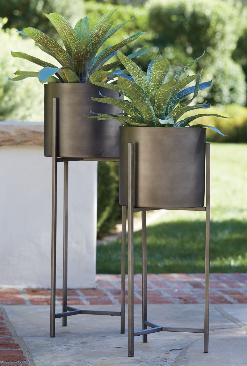 Dundee Floor Planter with Short Stand - Image 9