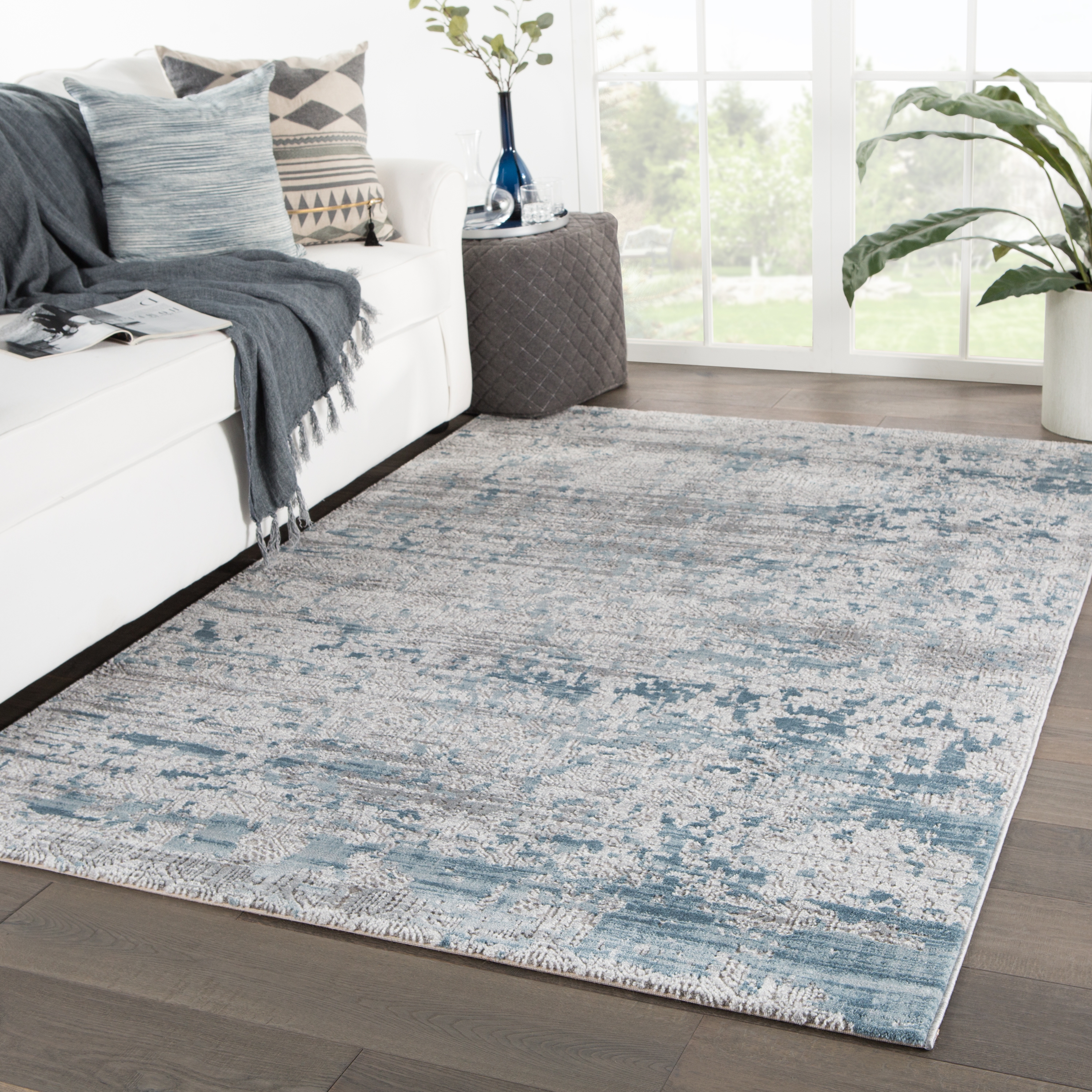Skiway Medallion Silver/ Blue Area Rug (7'10"X10'2") - Image 4