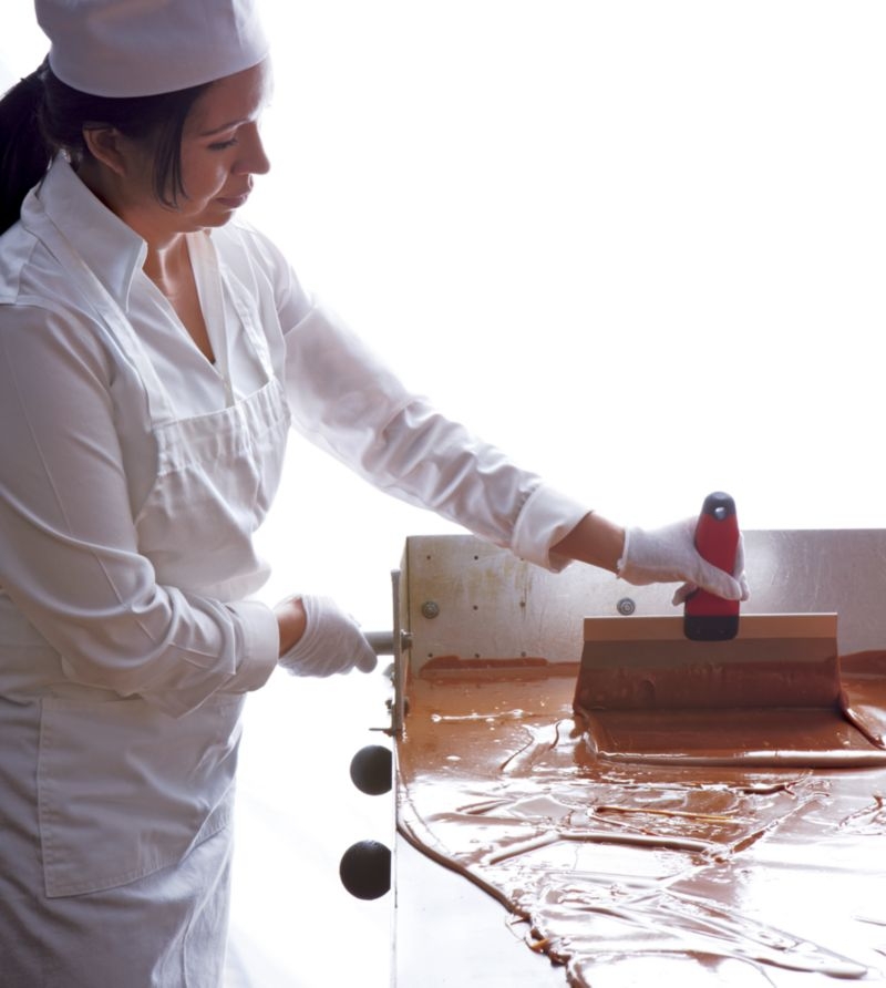 Salted Caramel & Peanut Chocolate Bark in Gift Tin - Image 6