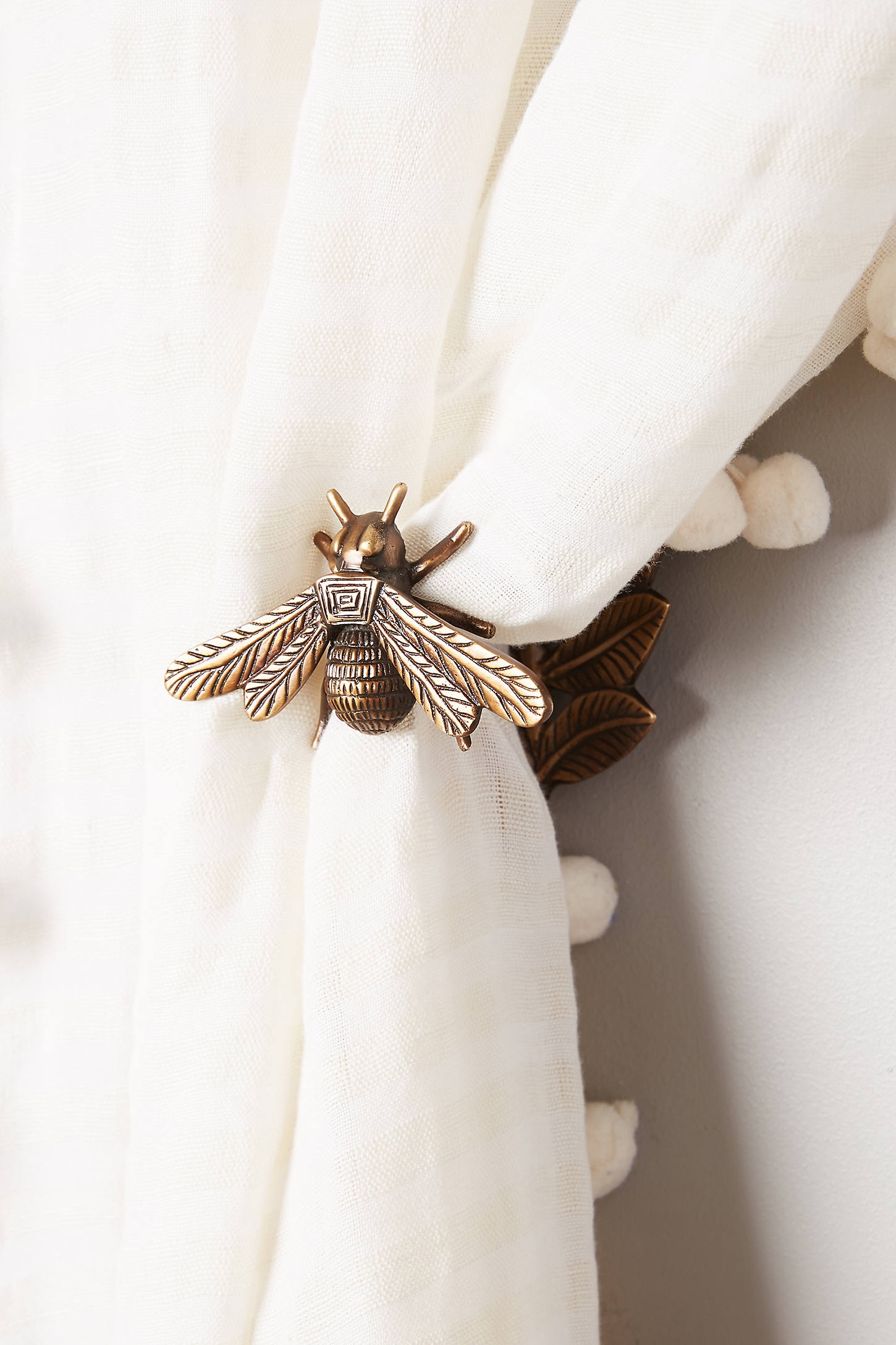 Queen Bee Tieback - Image 0