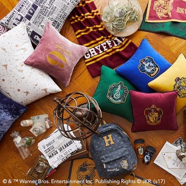 Harry Potter Platform 9 3/4 Pillow Cover &amp; Insert - Image 2