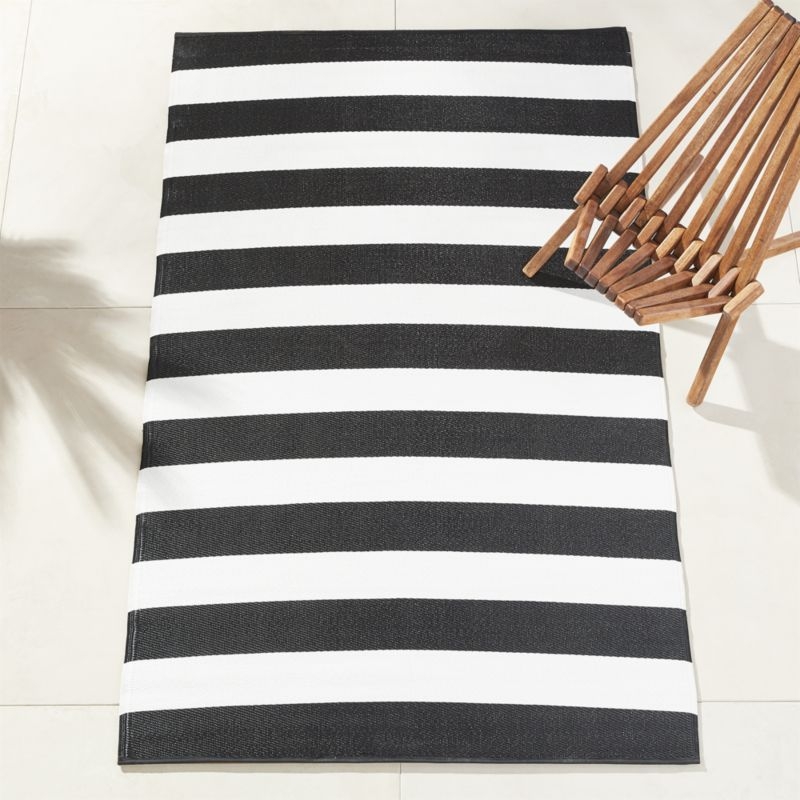 black and white outdoor rug 5'x8' - Image 1