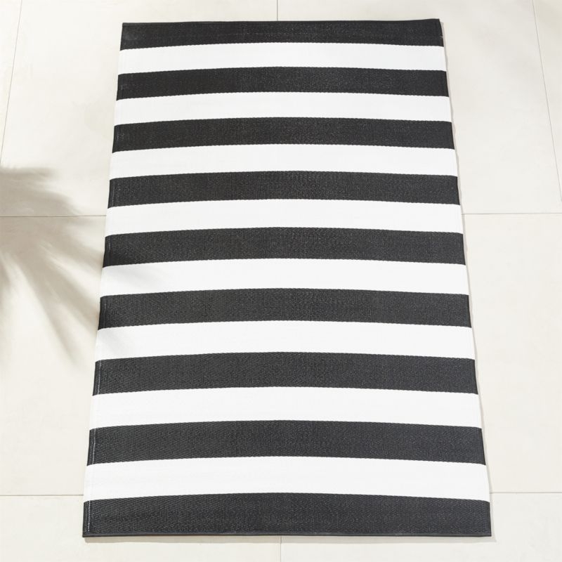 black and white outdoor rug 5'x8' - Image 5