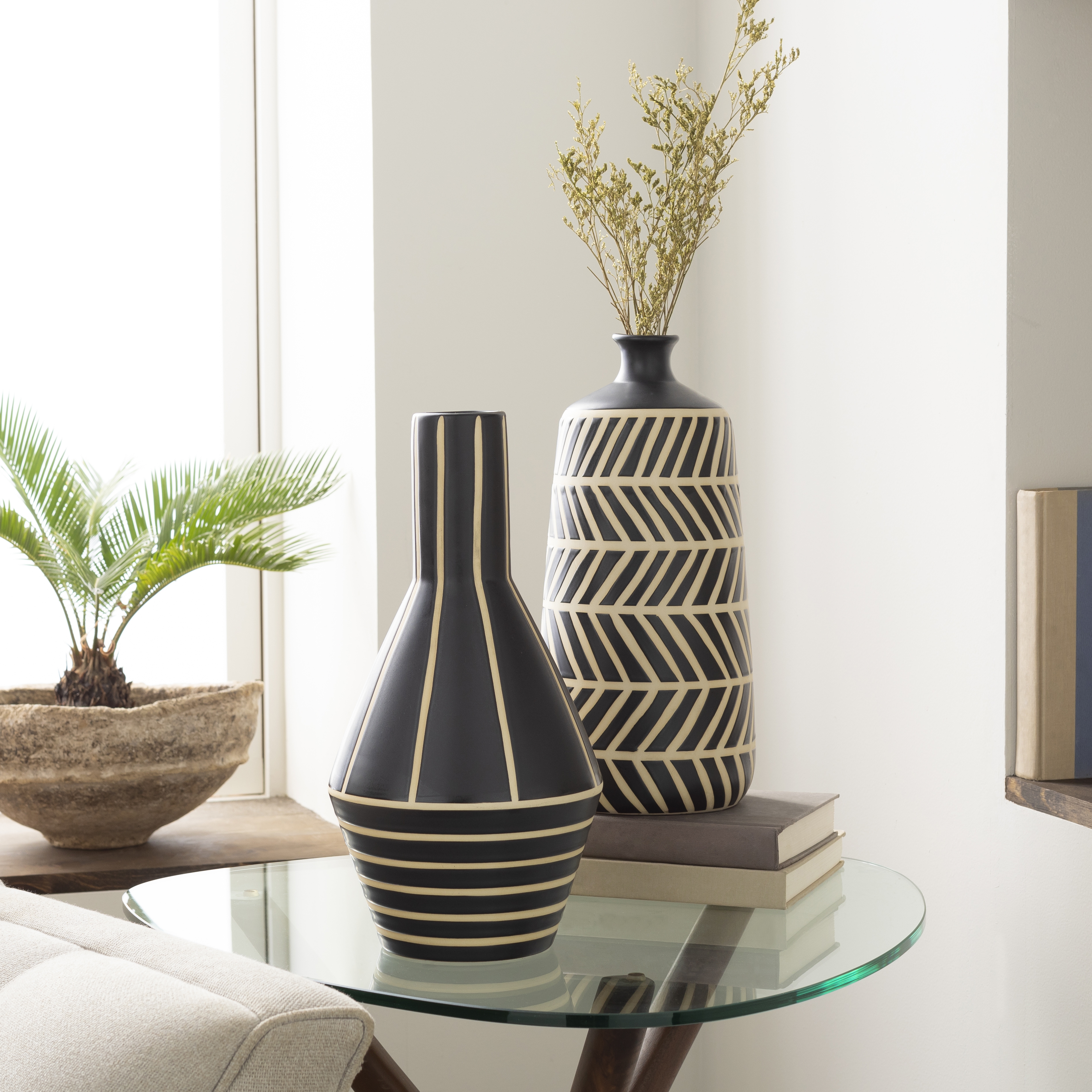 Kisii KII-001 14"H x 7"W x 7"D Vase - Image 2