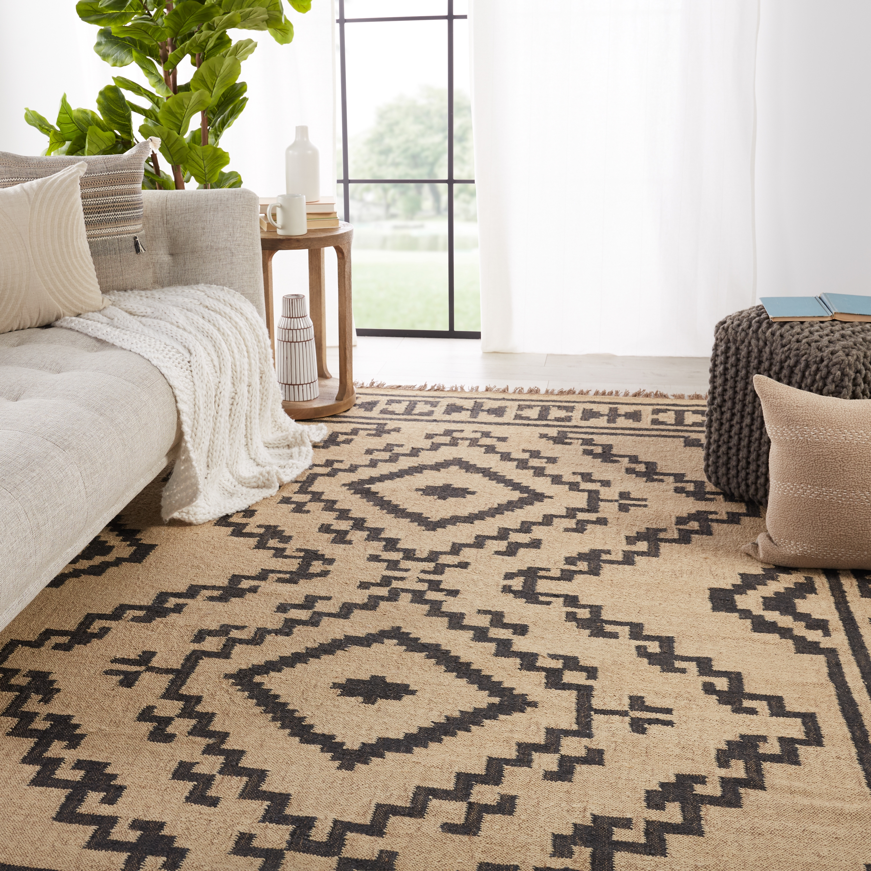 Jaima Handmade Tribal Beige/ Black Area Rug (5'X8') - Image 4