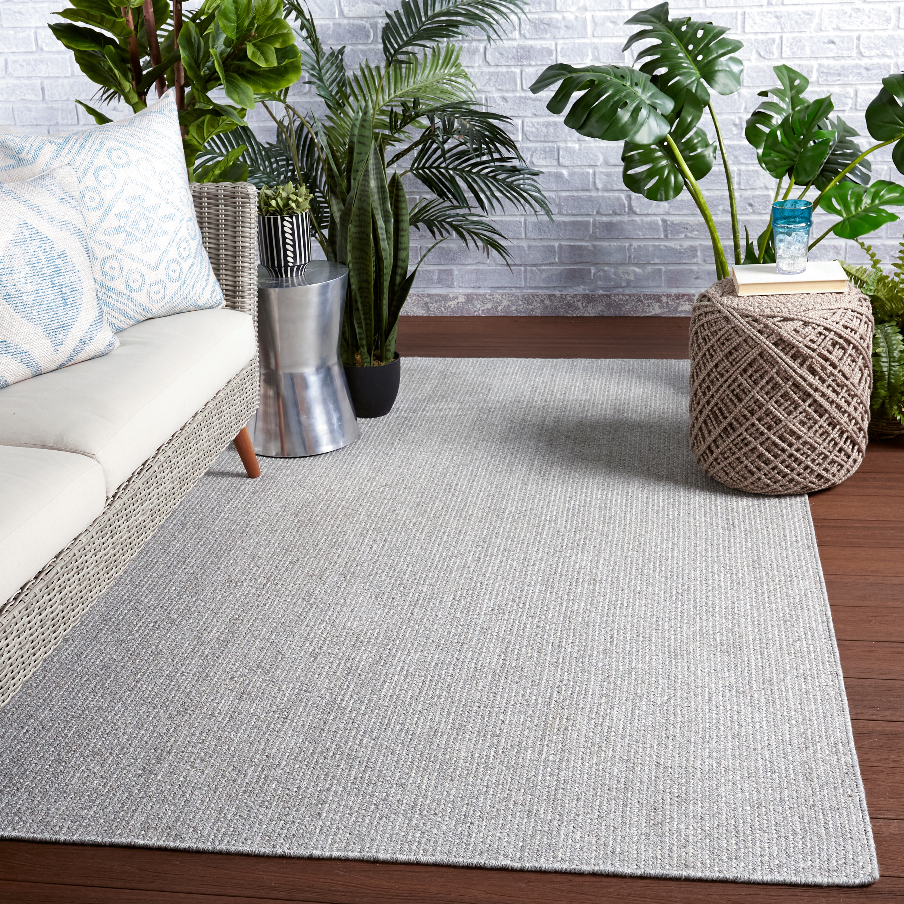 Maracay Indoor/ Outdoor Solid Light Gray/ White Area Rug (4'X6') - Image 4