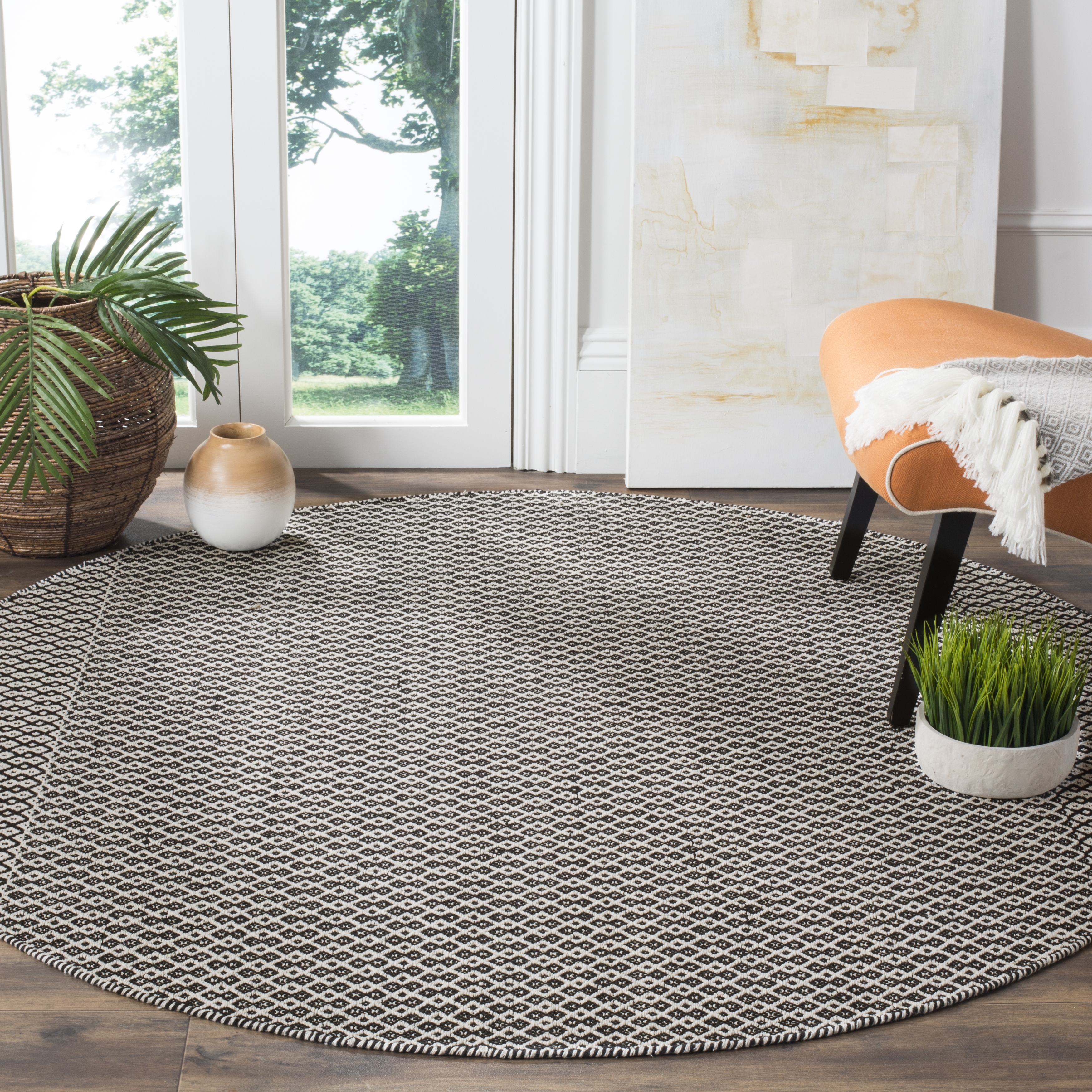 Arlo Home Hand Woven Area Rug, MTK339D, Ivory/Black,  4' X 4' Round - Image 1