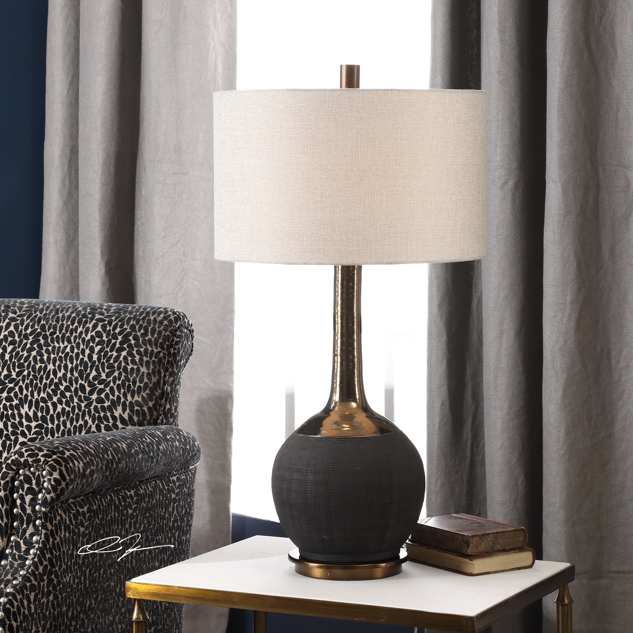 Arnav Textured Black Lamp - Image 2