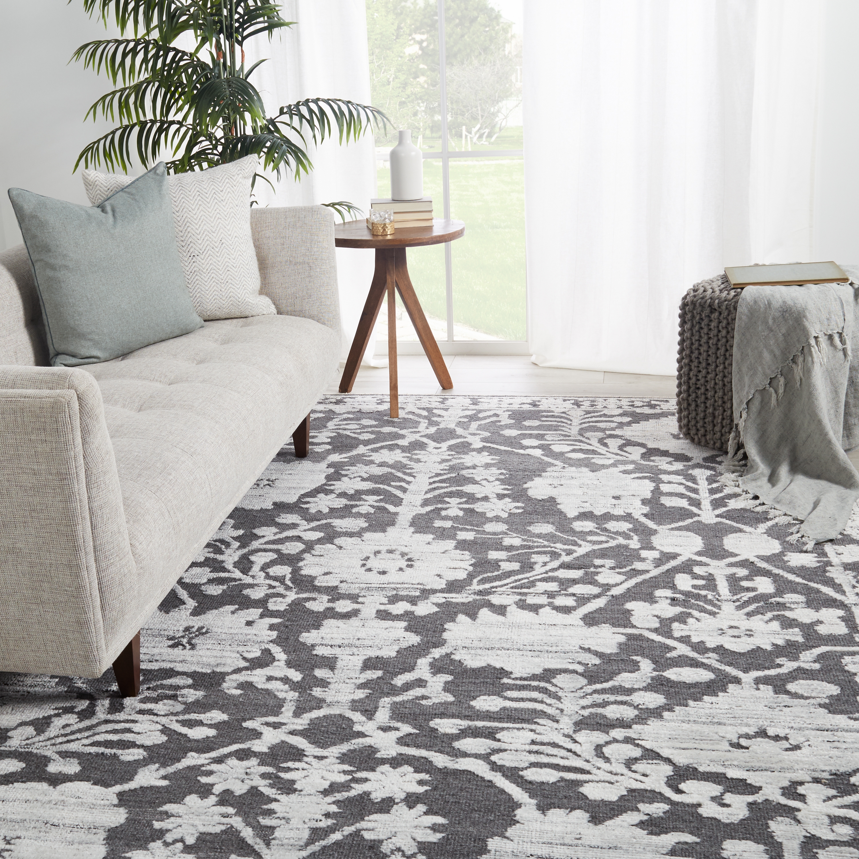 Riona Hand-Knotted Floral Gray/ White Area Rug (6'X9') - Image 4