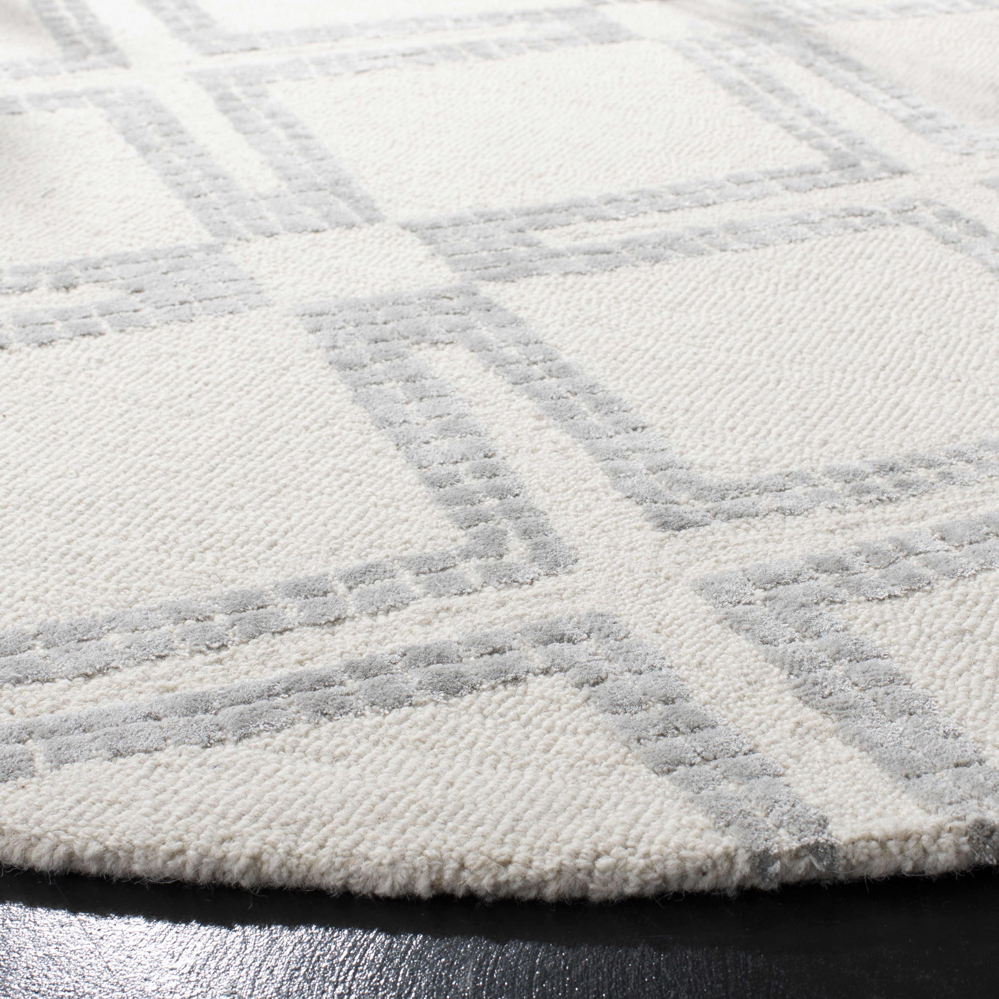 Arlo Home Hand Tufted Area Rug, BLG574G, Ivory/Silver,  5' X 5' Round - Image 2