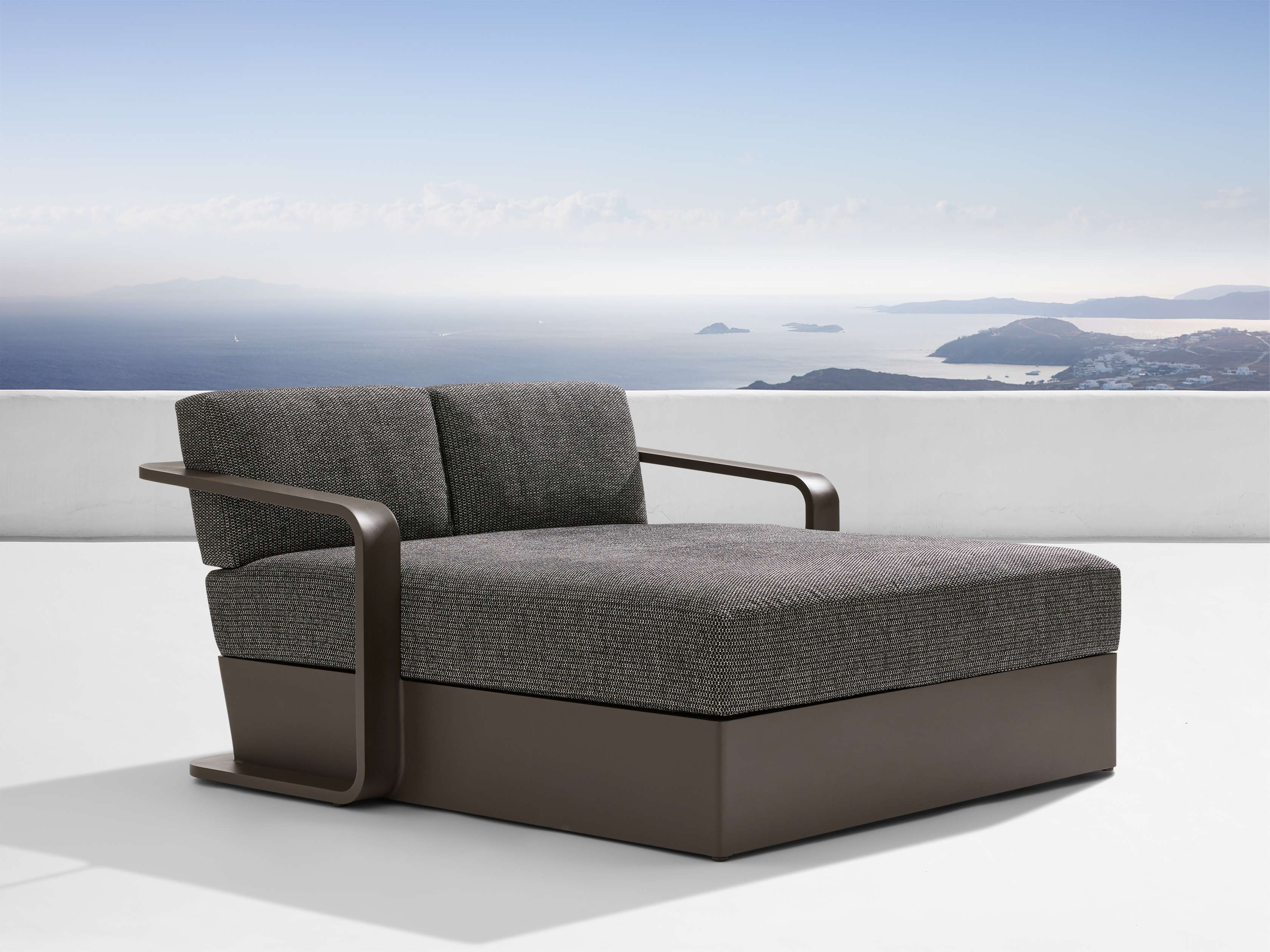 Sonoma Outdoor Daybed Aluminum in Brown  Dahlia Carbon - Image 0