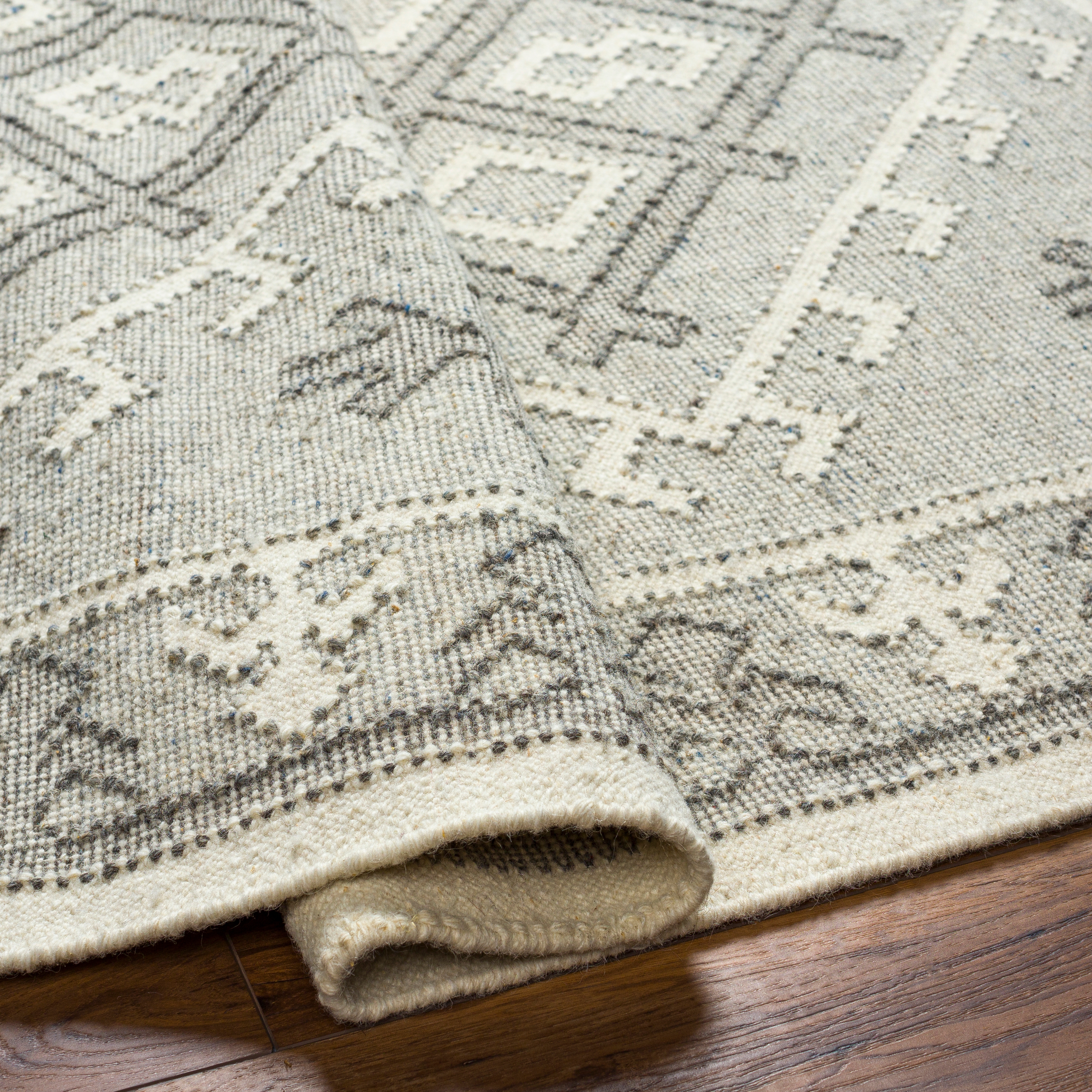 Valerie Beige Indoor 2' x 3' Handmade Rug - Image 3