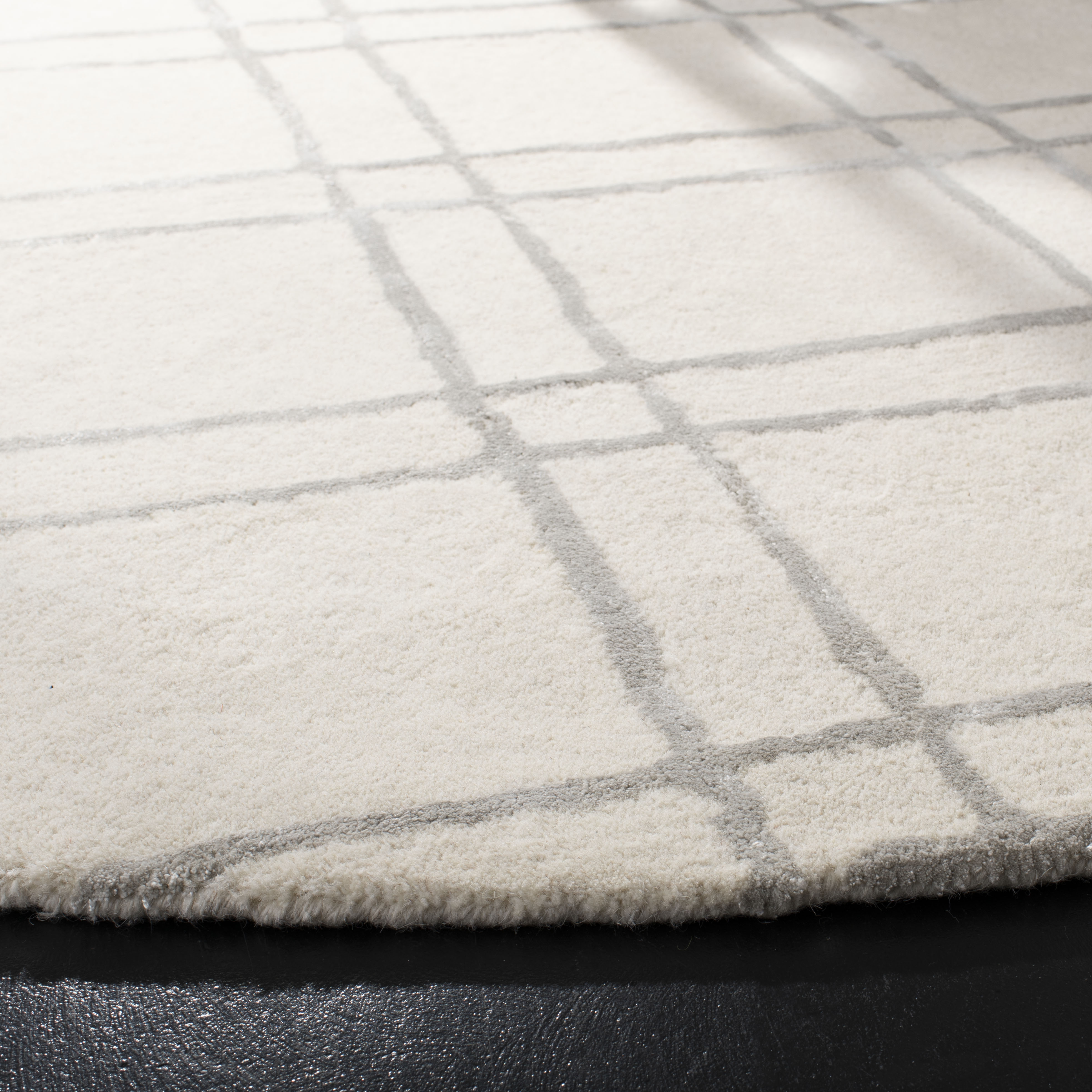 Arlo Home Hand Tufted Area Rug, HIM901A, Ivory/Silver,  6' X 6' Round - Image 2