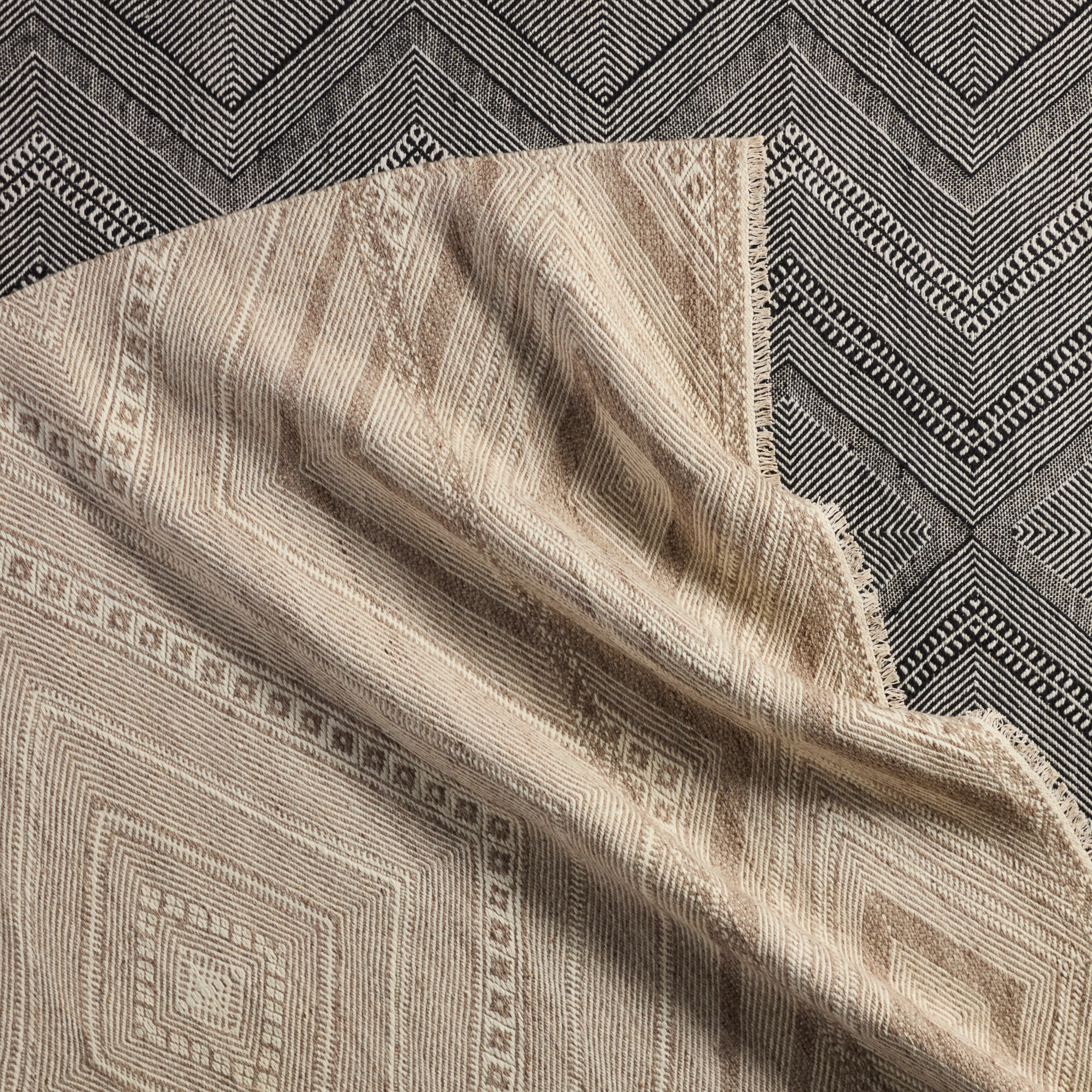 Suriya Handmade Tribal Taupe/ Cream Area Rug (8'X10') - Image 4