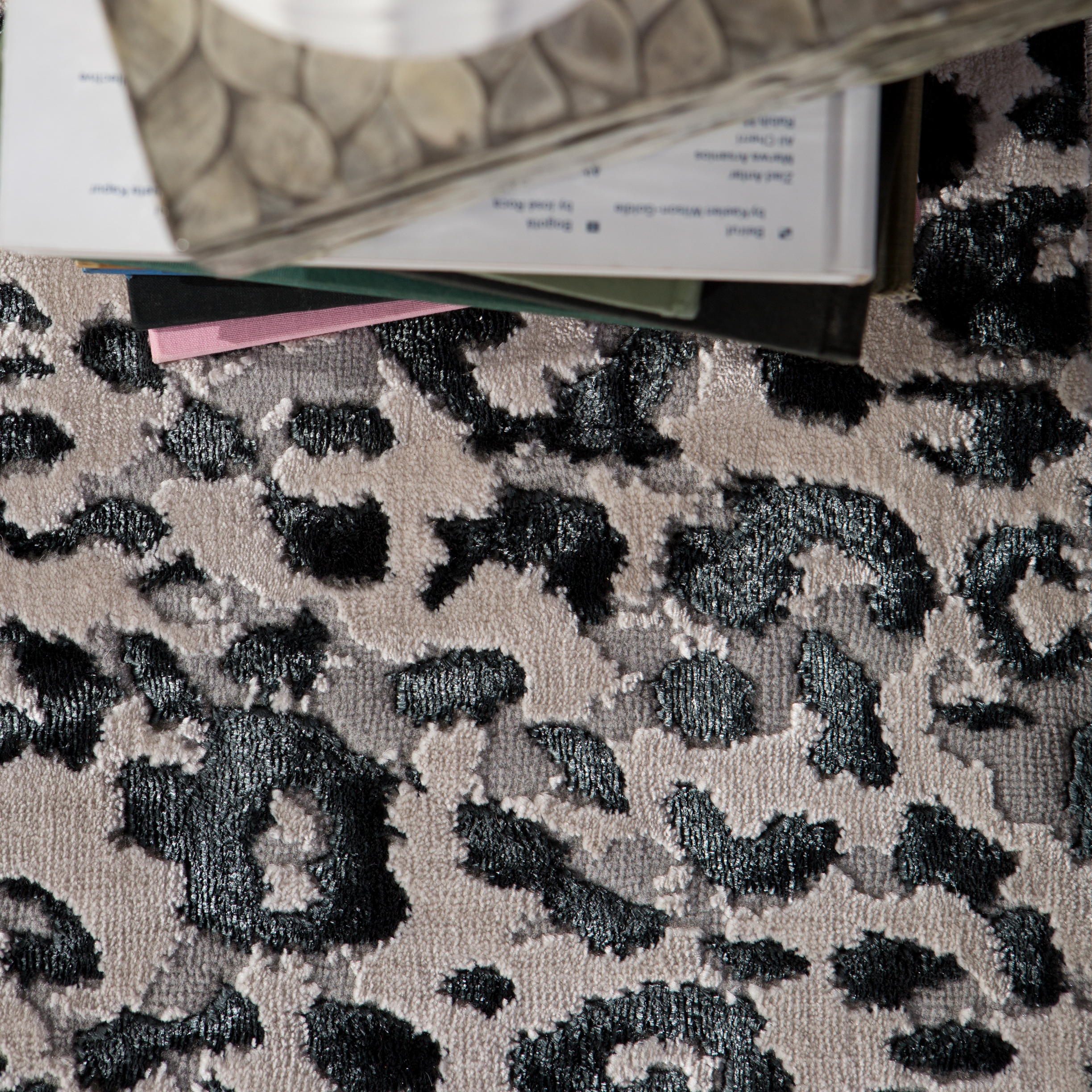 Fauve Animal Gray/ Black Area Rug (11'8"X15') - Image 8