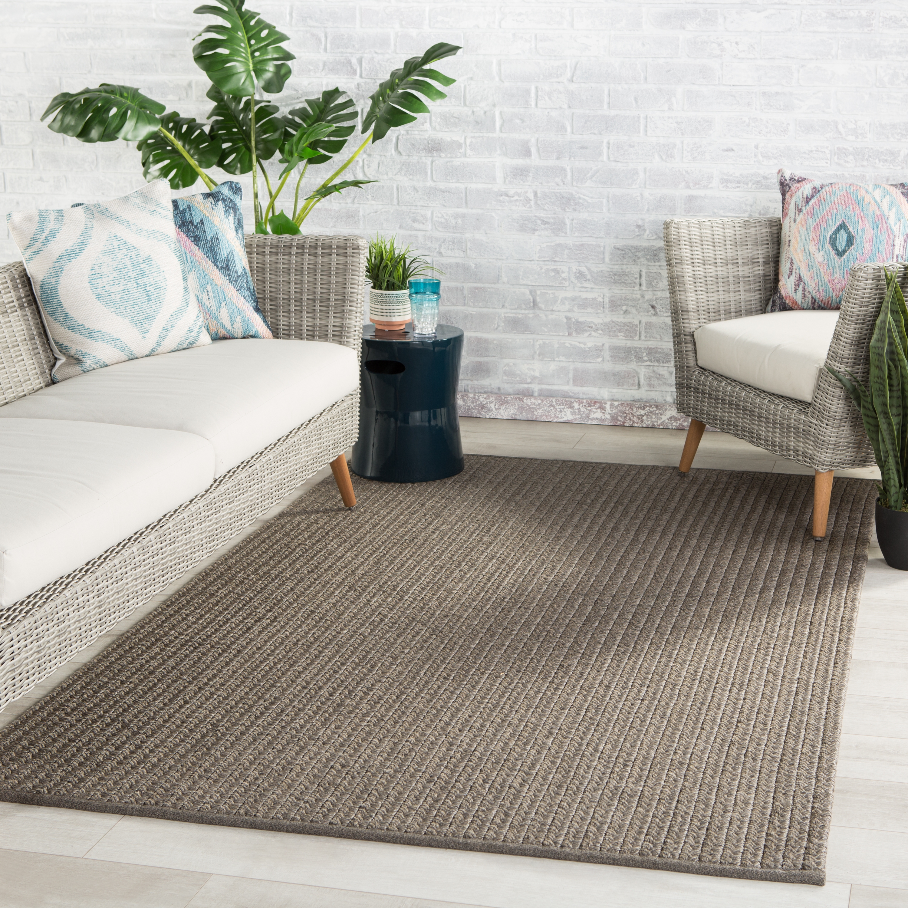 Iver Indoor/ Outdoor Solid Gray/ Taupe Area Rug (2'X3') - Image 4