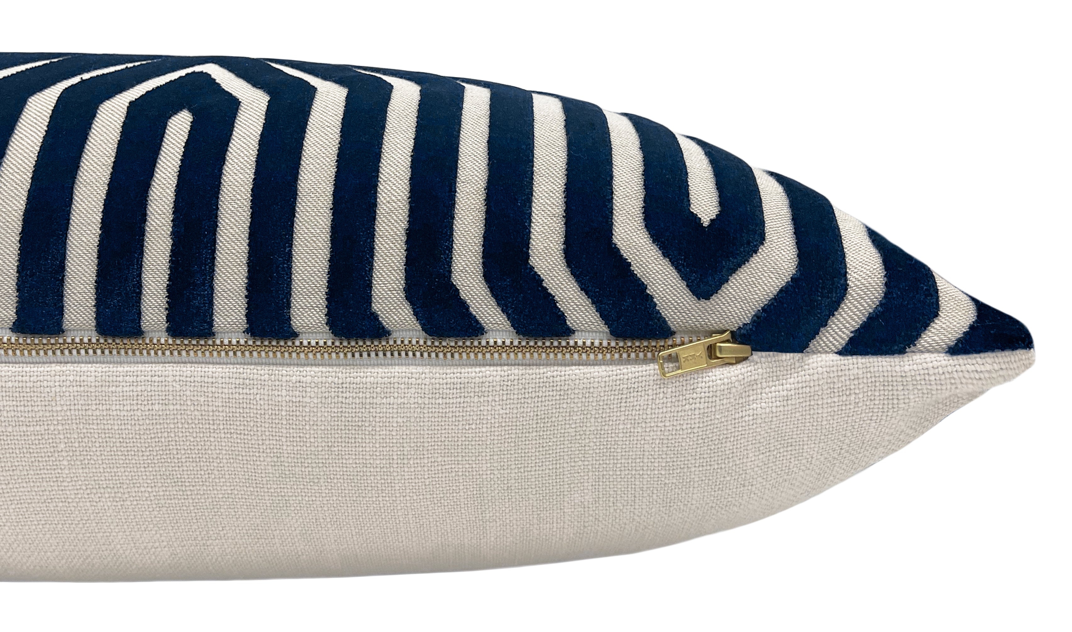 THE XL LUMBAR :: VANDERBILT VELVET // BLEU | SCHUMACHER - Sample 4" X 4" - Image 3