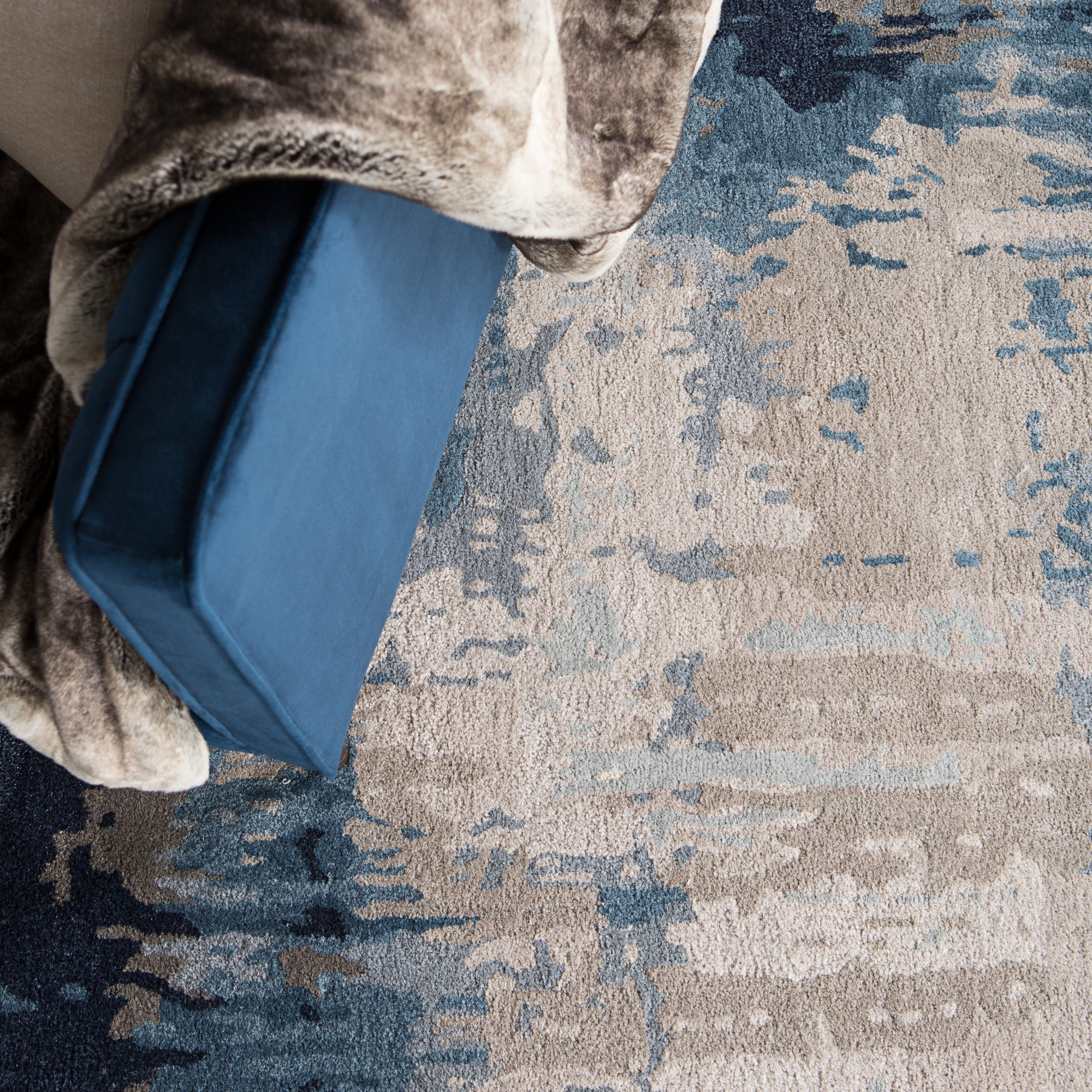 Benna Handmade Abstract Blue/ Gray Area Rug (2'X3') - Image 6