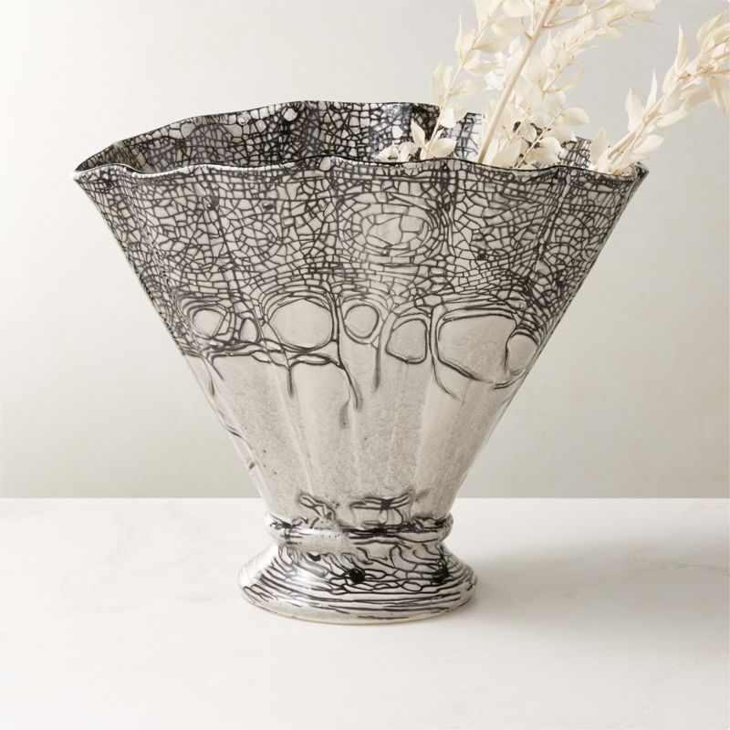 Cavo Scalloped Black And White Vase - Image 1