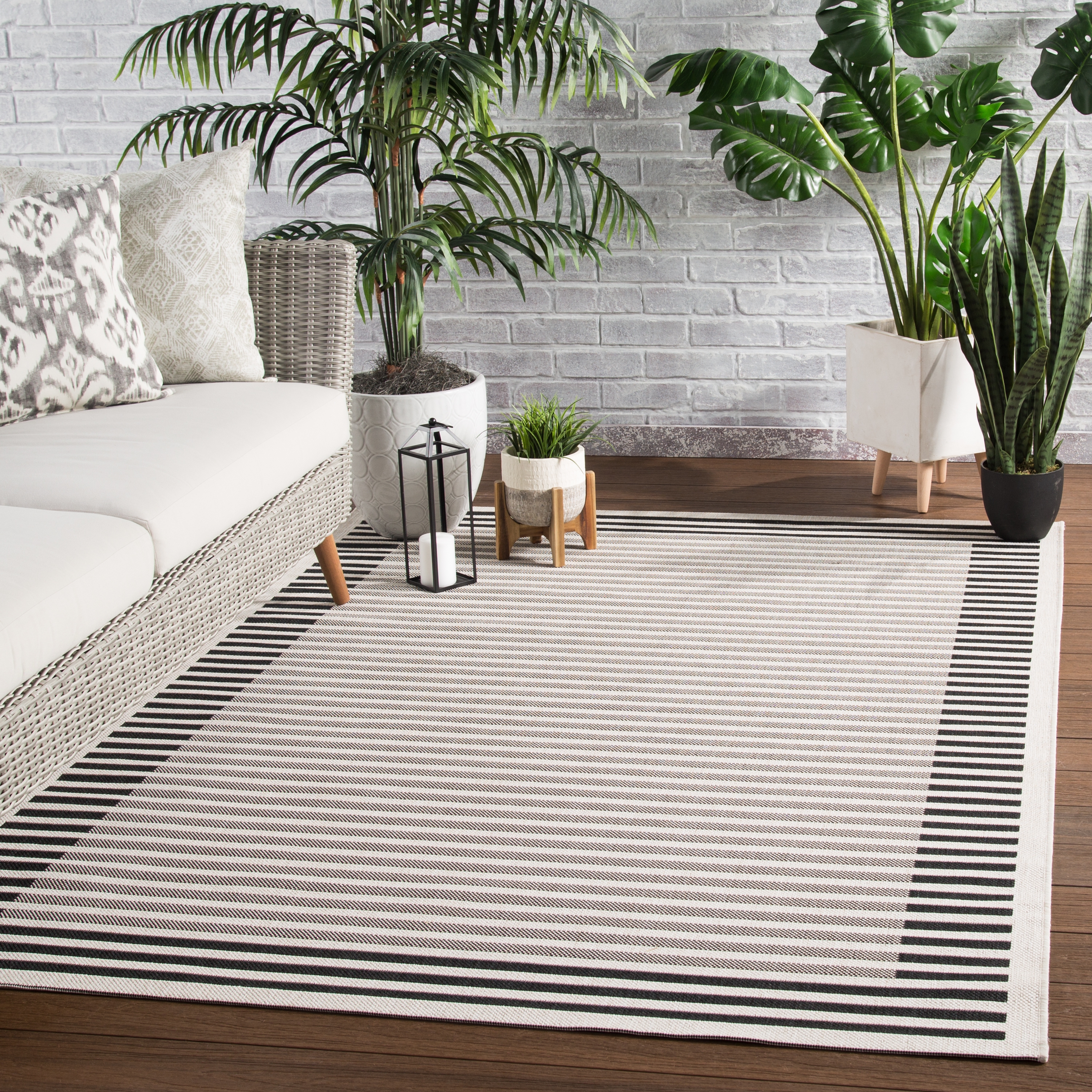Fathom Indoor/ Outdoor Stripe Area Rug, Ivory & Black ,5'3" x 7'6" - Image 4