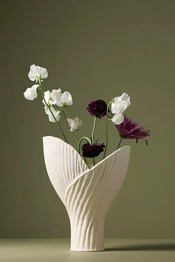 Hina Ikebana Clay Vase - Image 0