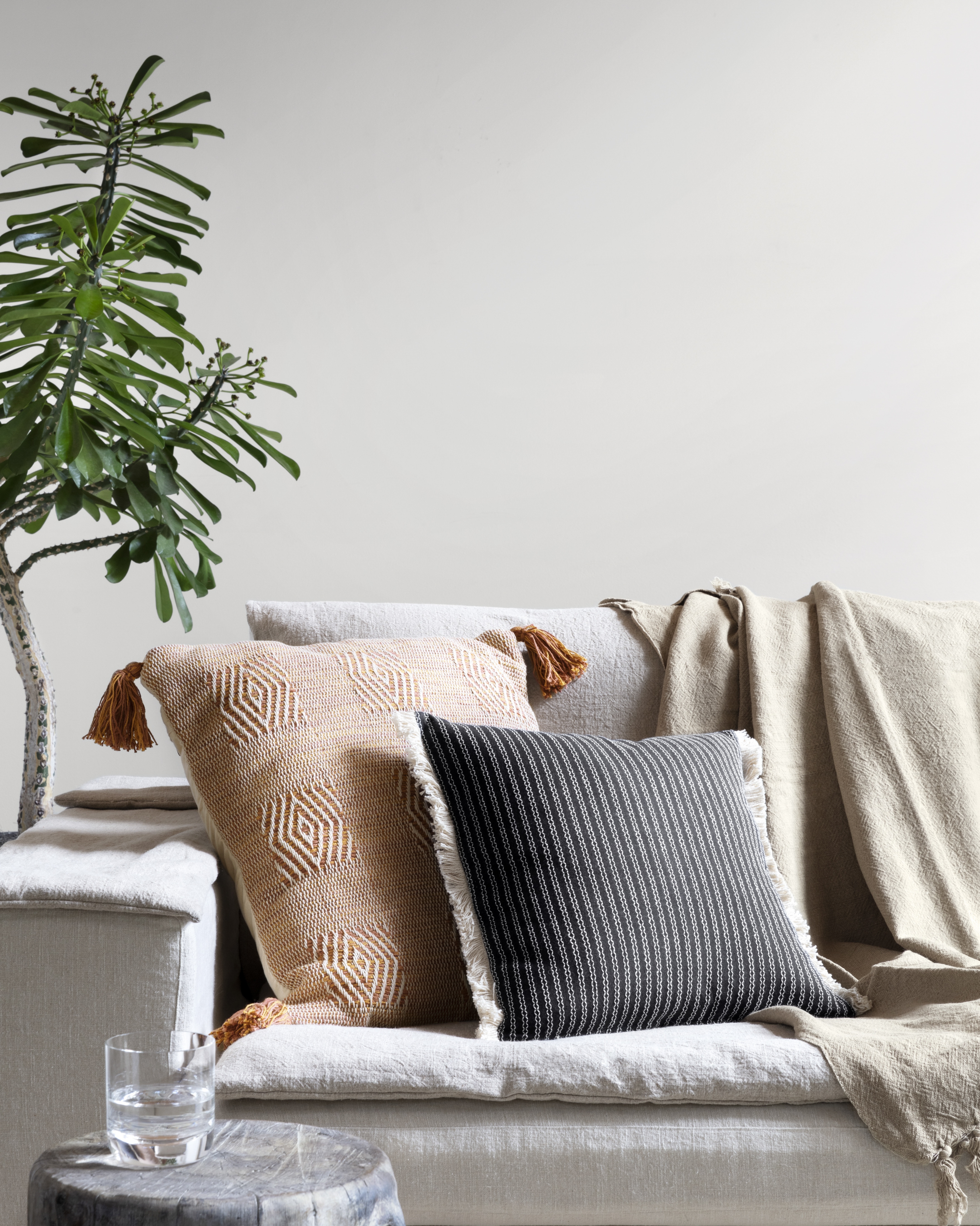 ED Ellen DeGeneres Crafted by Loloi PILLOWS P4124 BLACK 18" x 18" Cover Only - Image 1