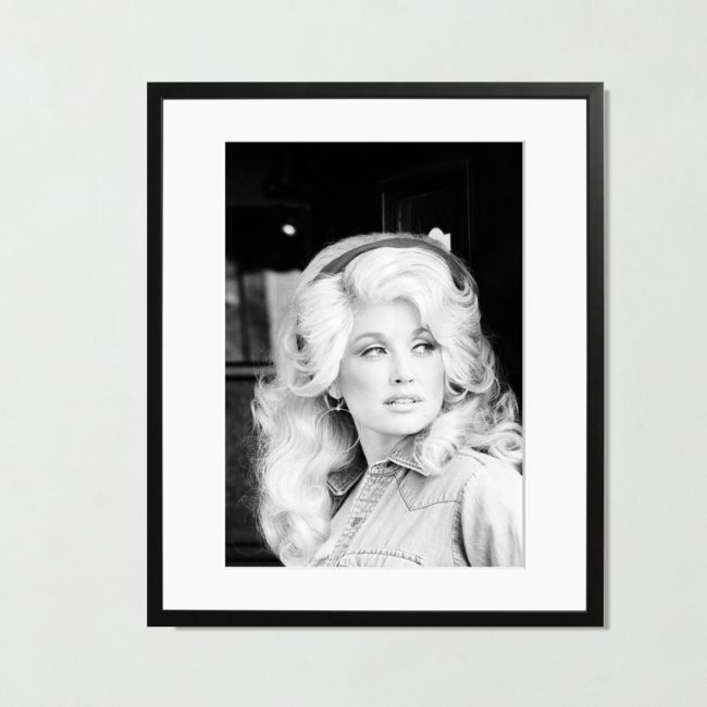 'Dolly Parton in New York City' Photographic Print in Black Frame 27"x38" - Image 0