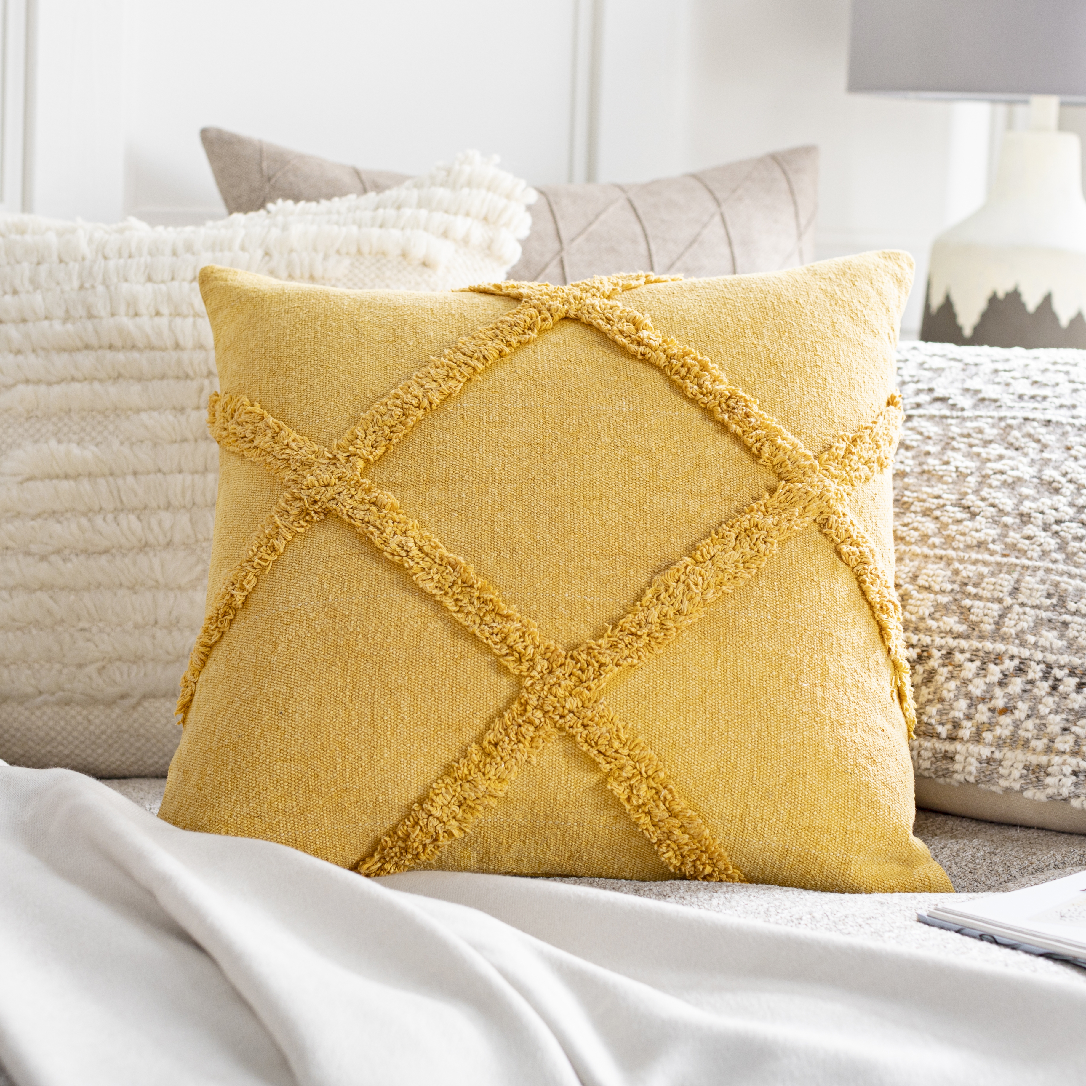 Sarah SRH-003 18"L x 18"W Pillow Cover - Image 1