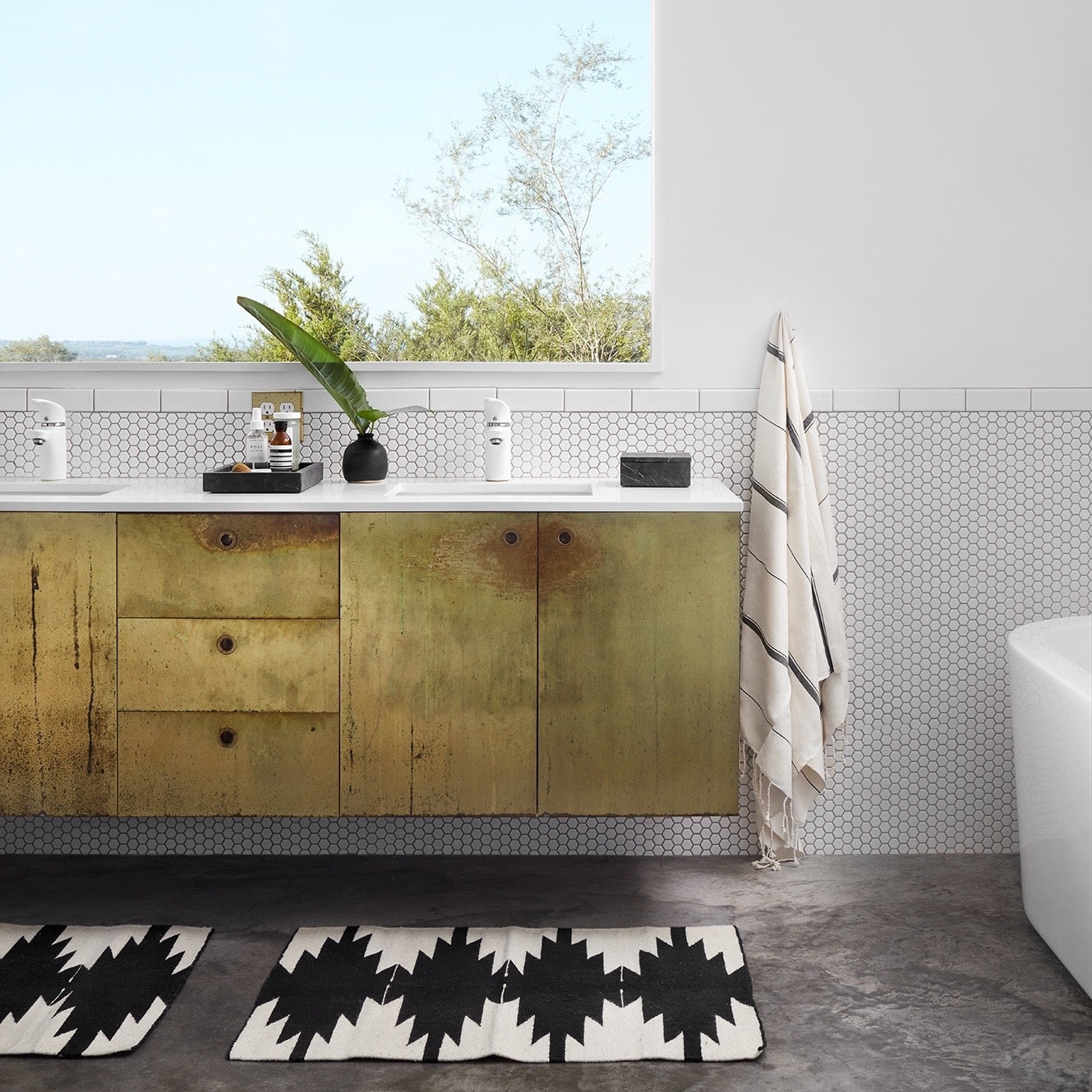 The Citizenry Marrakech Spa 2 Bath Towels | Black - Image 6