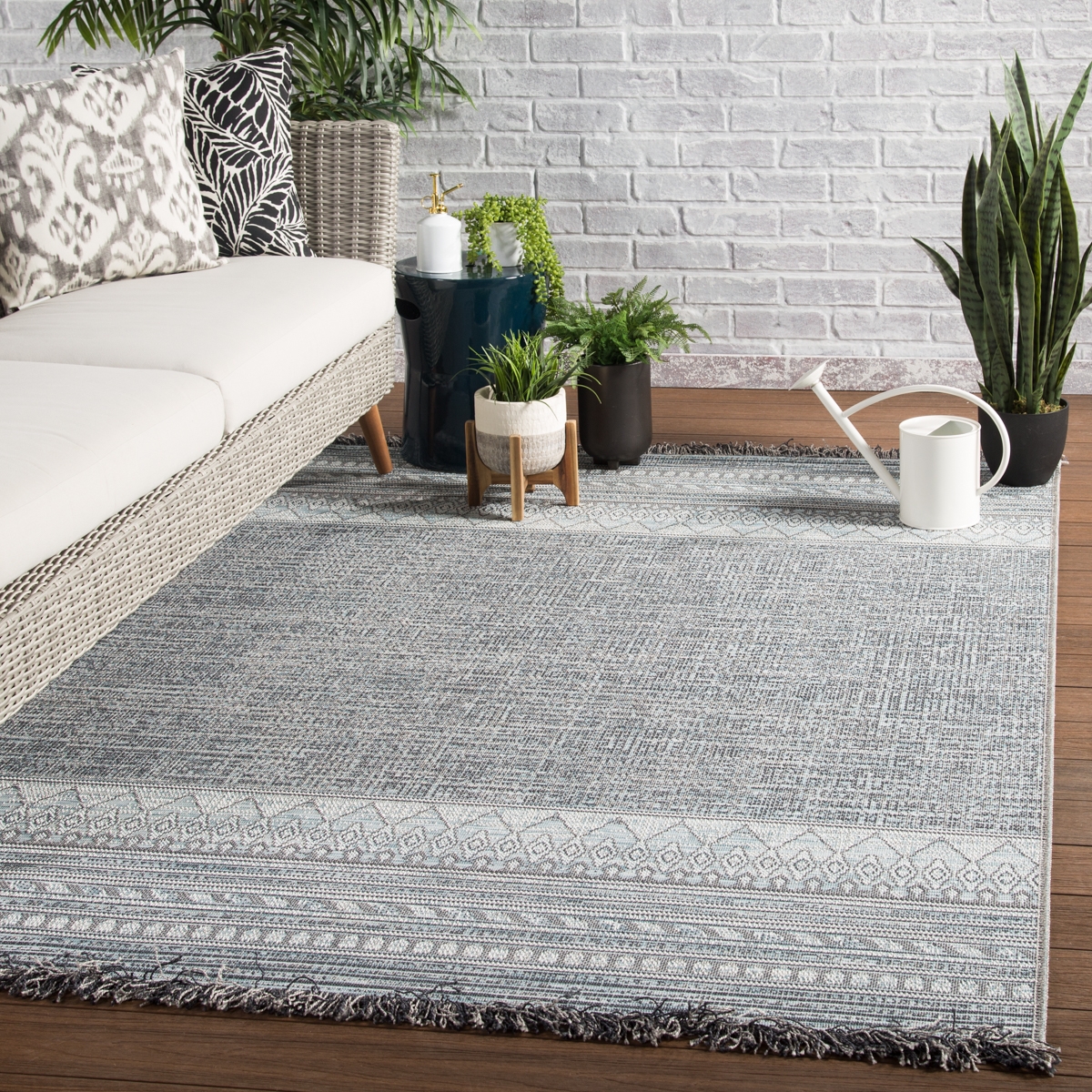 Rao Indoor/ Outdoor Border Gray/ Light Blue Area Rug (2'X3'7") - Image 4