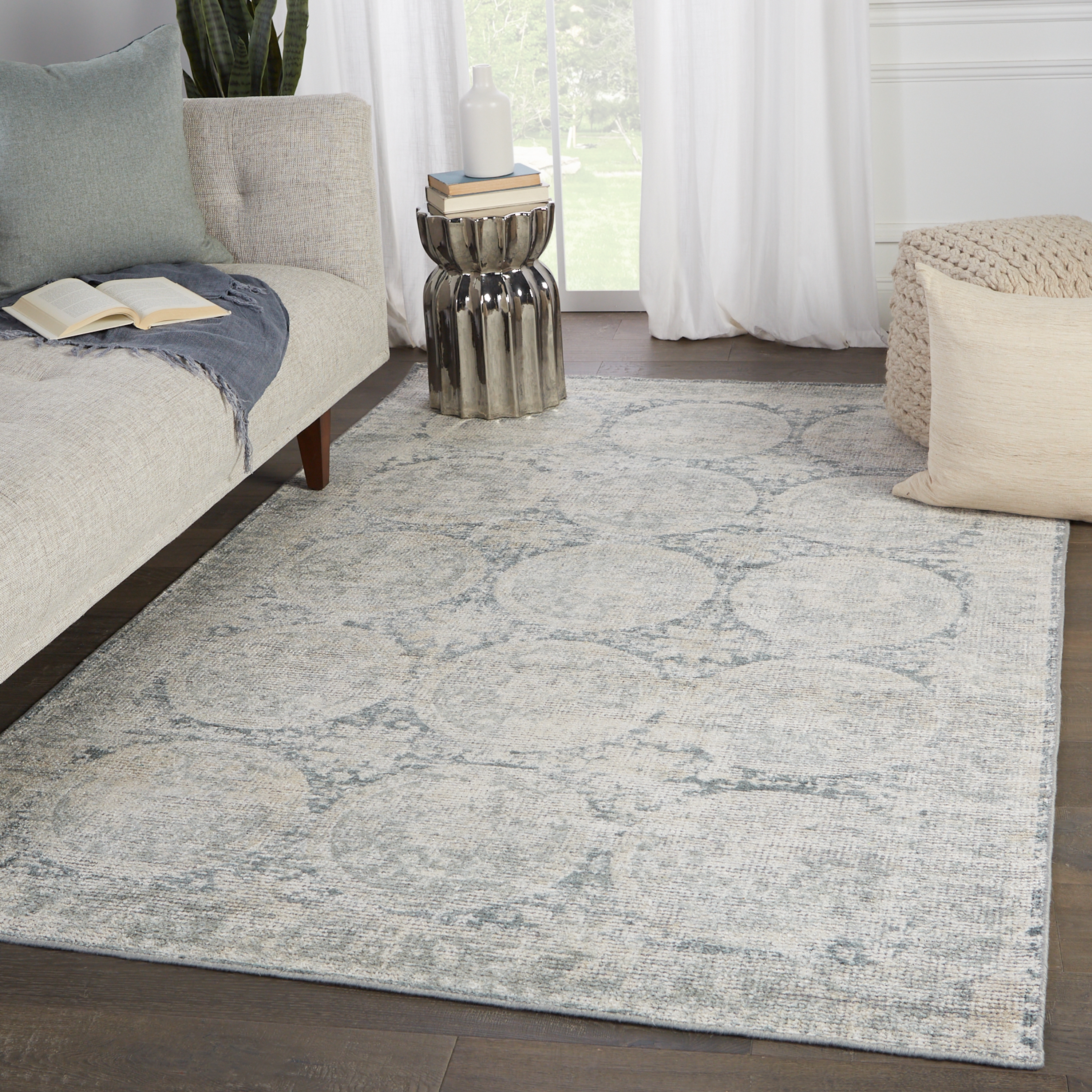 Barclay Butera by Crescent Handmade Medallion Blue/ Gray Area Rug (5'X8') - Image 4