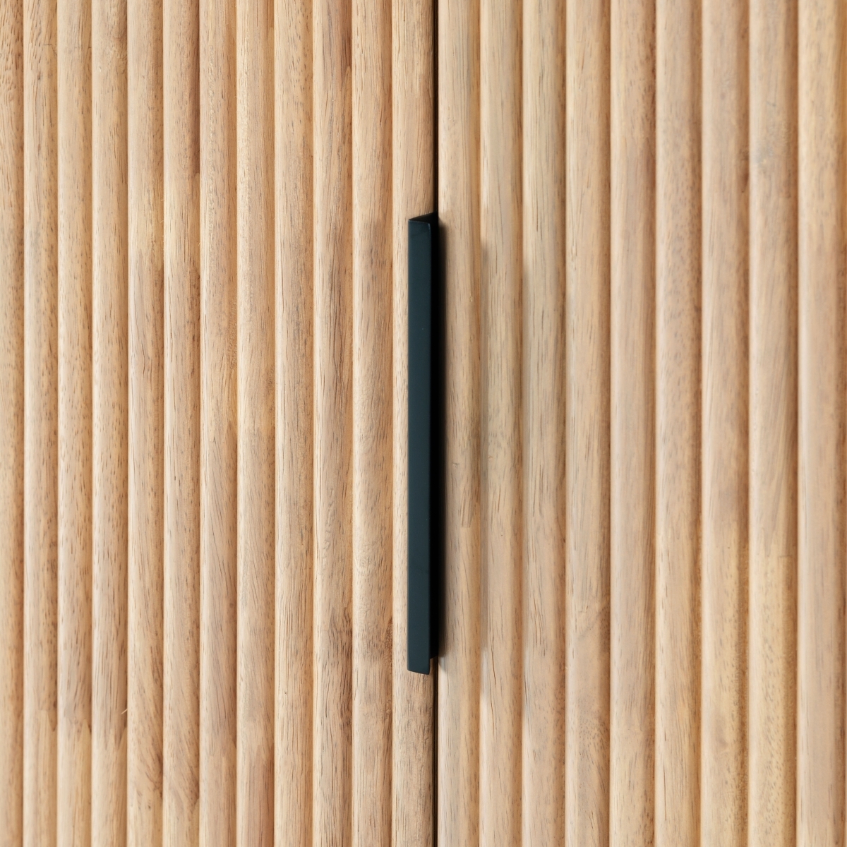 Shelbie 3 Door Reeded Sideboard - Oak/Black - Image 5
