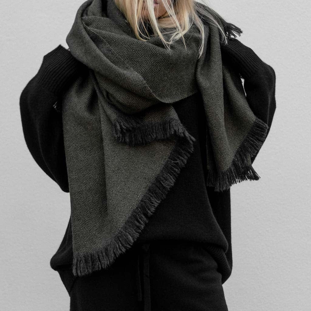 The Citizenry La Calle Alpaca Throw | Black - Image 9