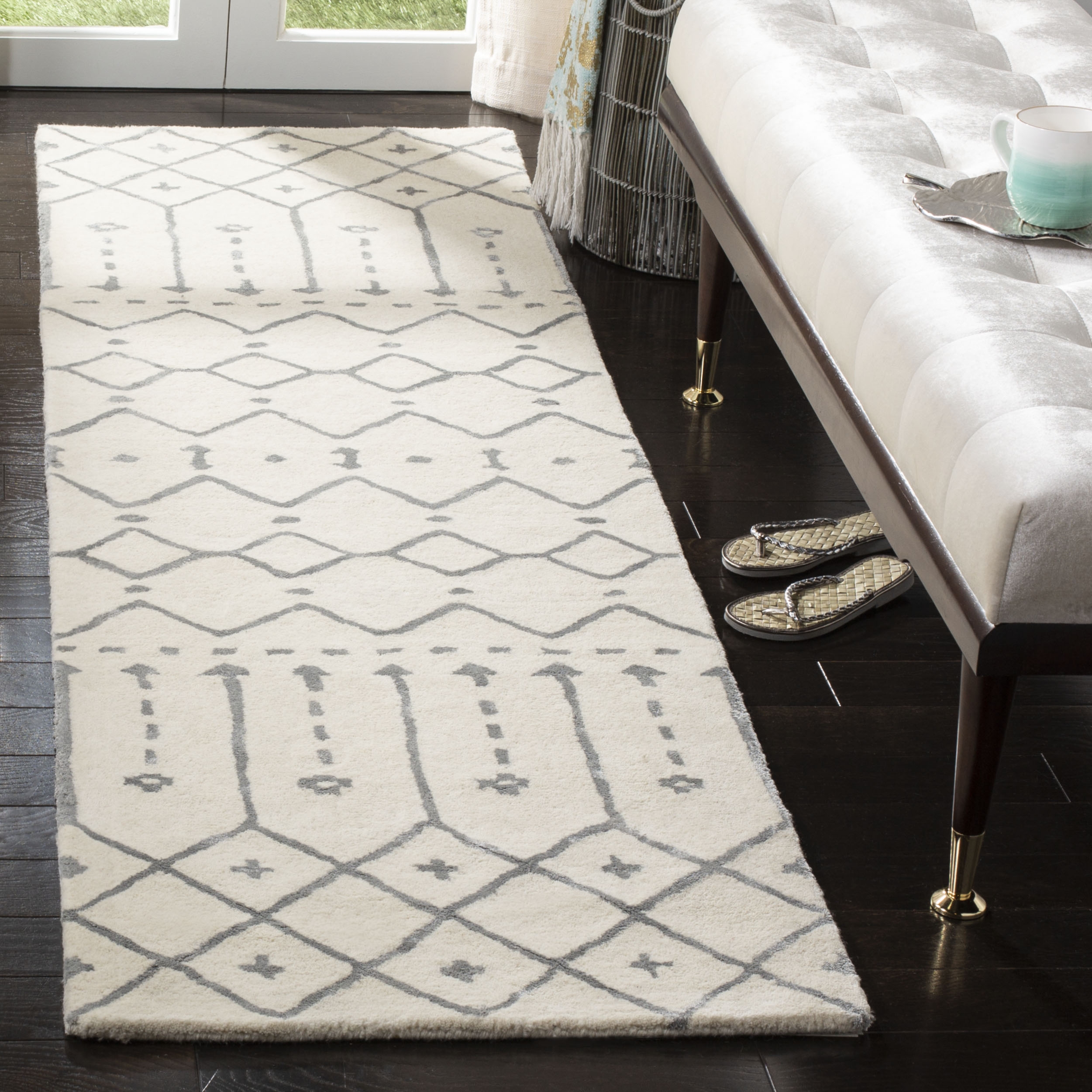 Arlo Home Hand Tufted Area Rug, HIM903F, Ivory/Grey,  2' 3" X 8' - Image 1