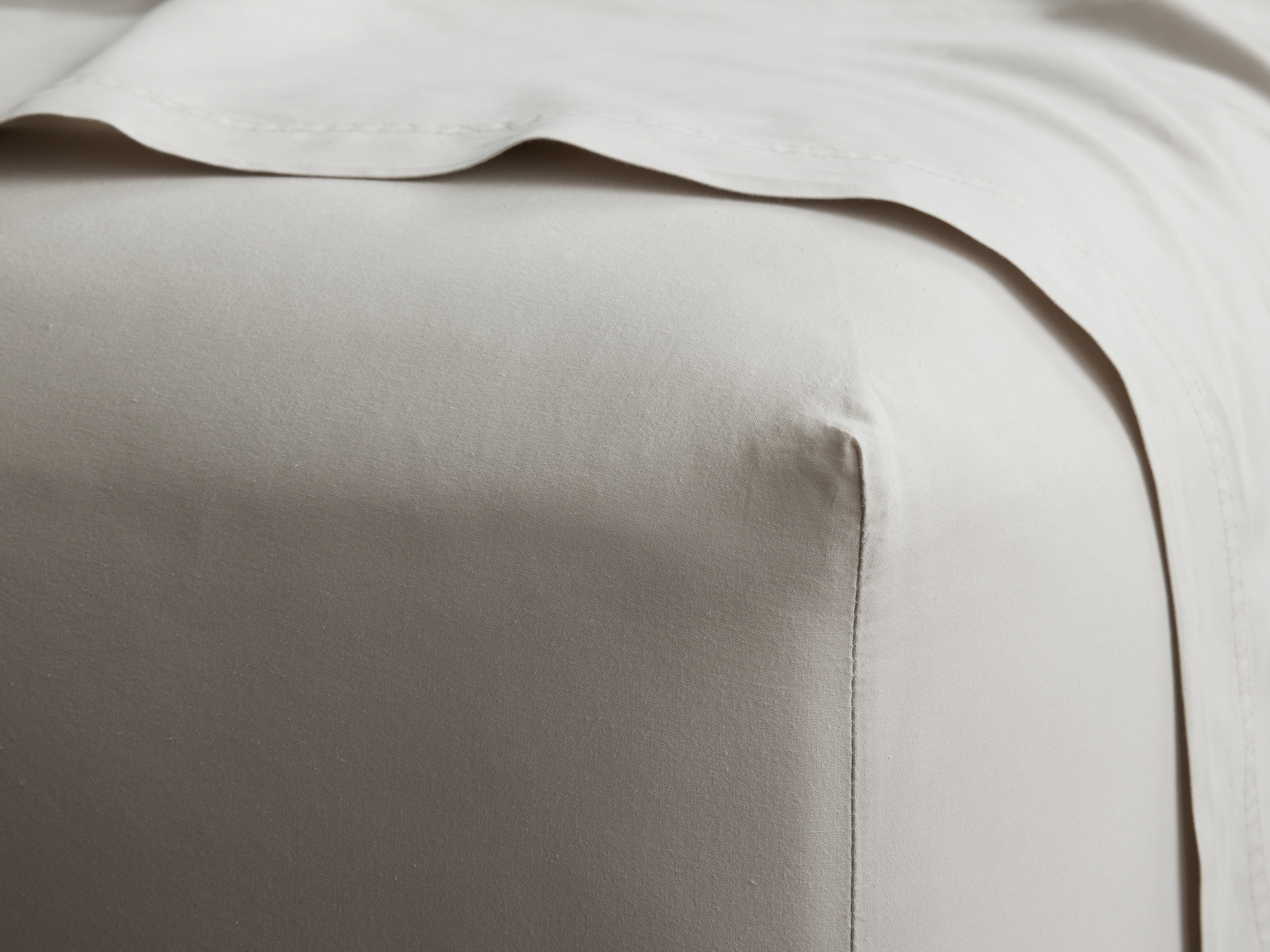 Italian Garment-Dyed Fitted Sheet Percale Queen in Natural - Image 0