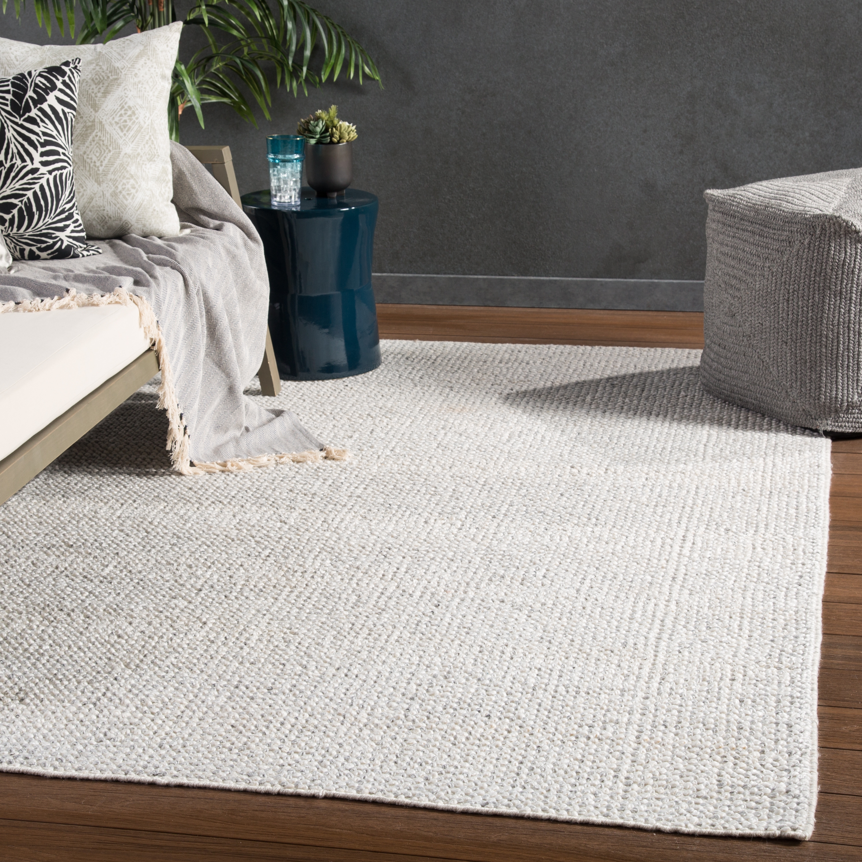 Limon Indoor/ Outdoor Solid Ivory/ Gray Area Rug (10'X14') - Image 5