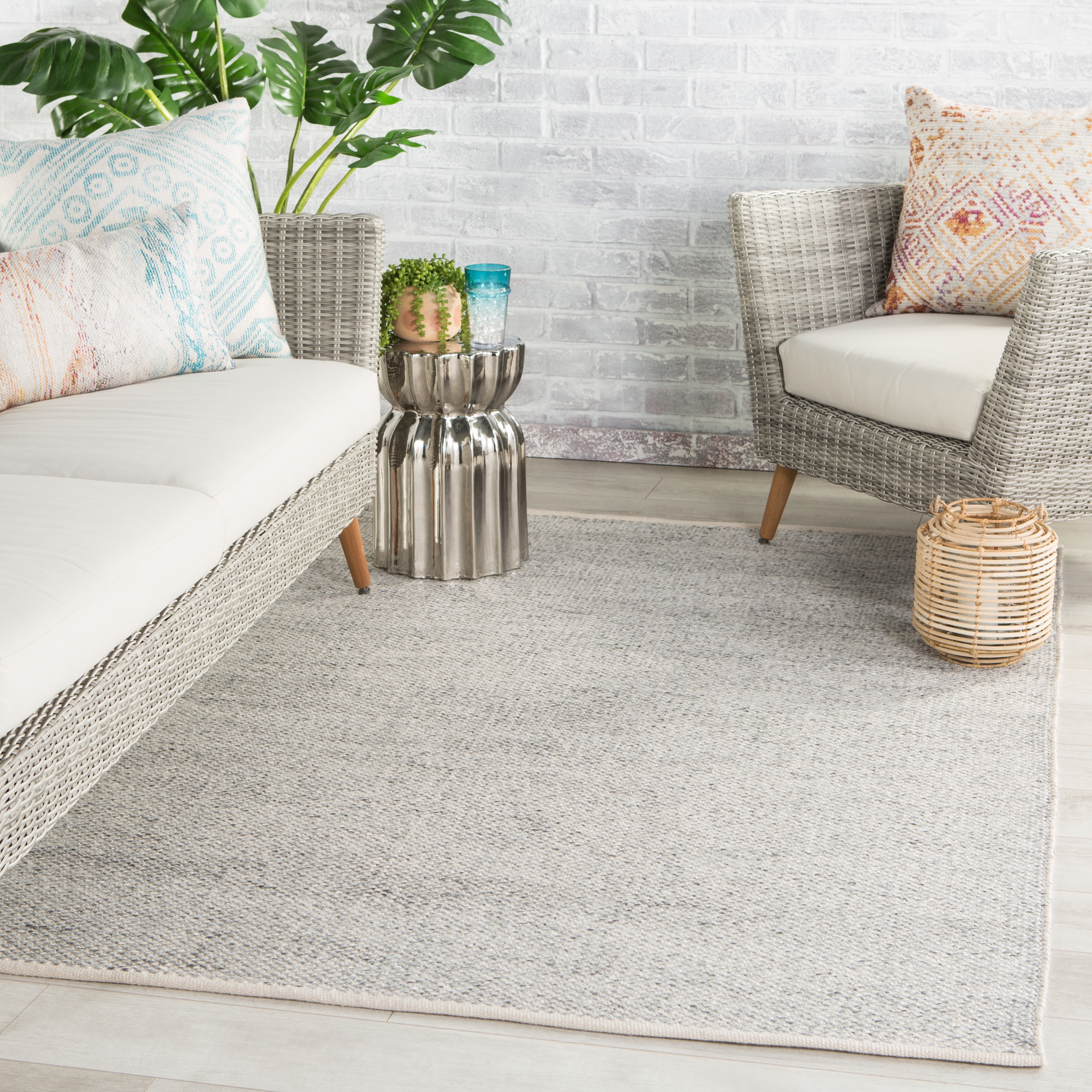 Lamanda Indoor/ Outdoor Solid Light Gray/ Ivory Area Rug  (4'X6') - Image 4