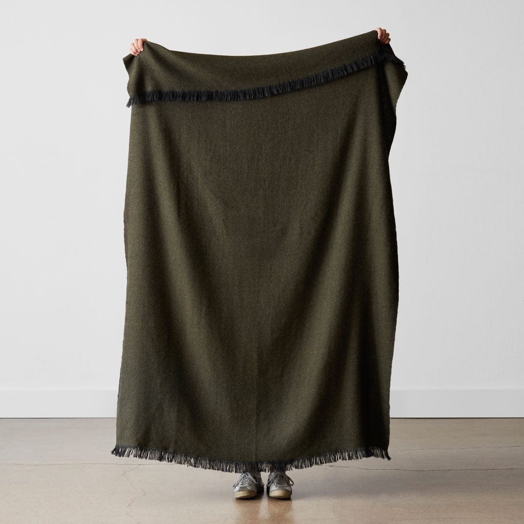 The Citizenry La Calle Alpaca Throw | Black - Image 4