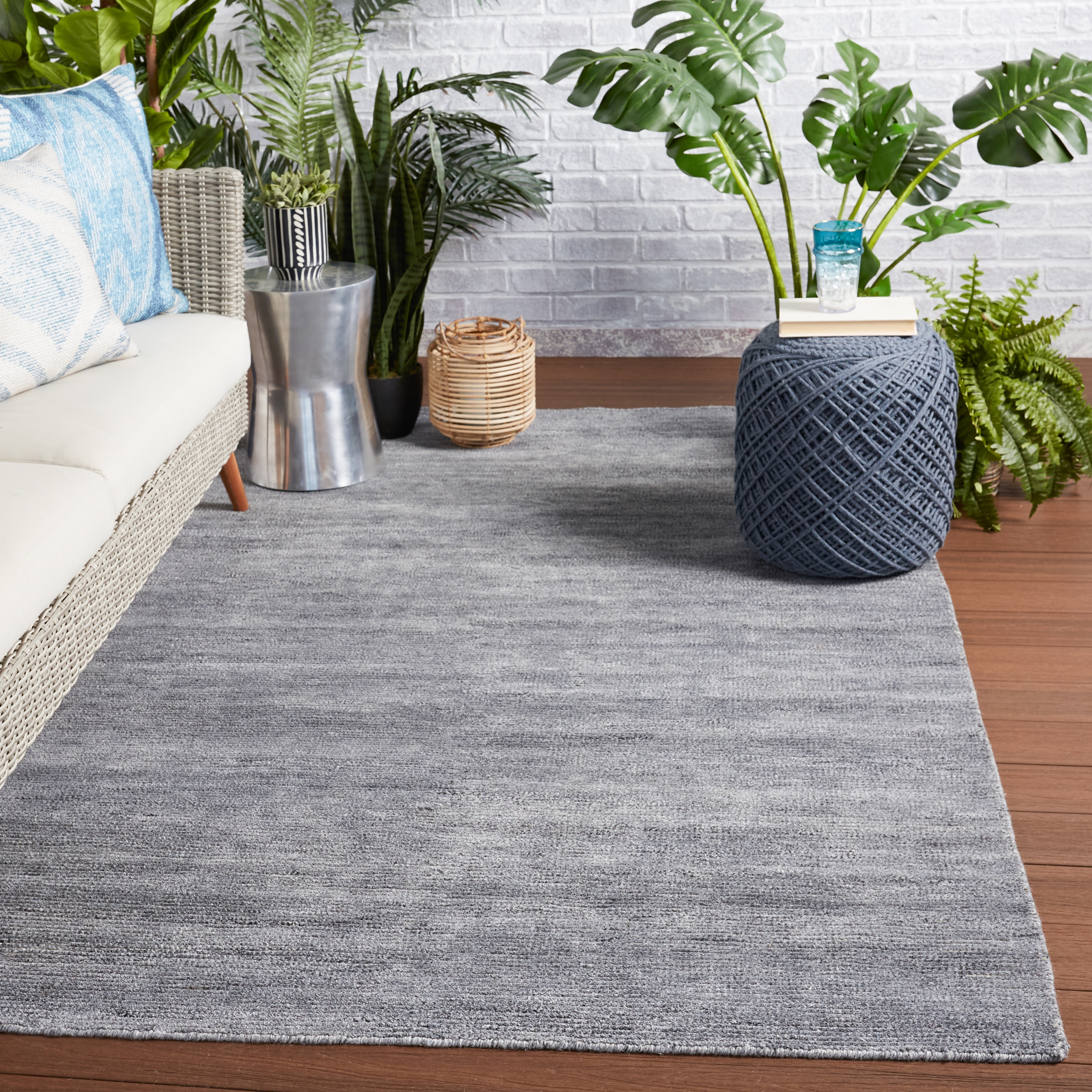 Limon Indoor/ Outdoor Solid Gray/ Blue Area Rug (2'X3') - Image 4