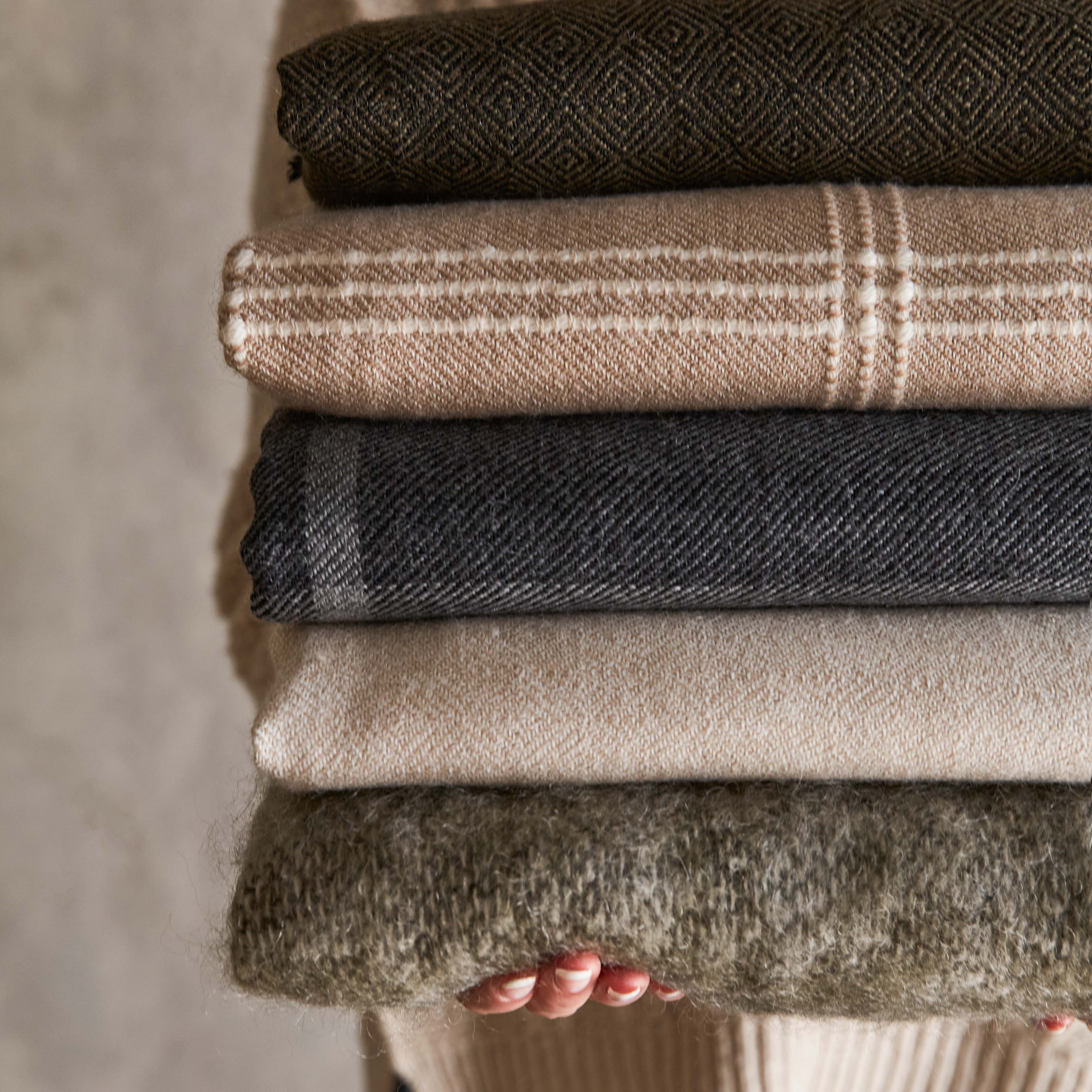 The Citizenry La Calle Alpaca Throw | Black - Image 7